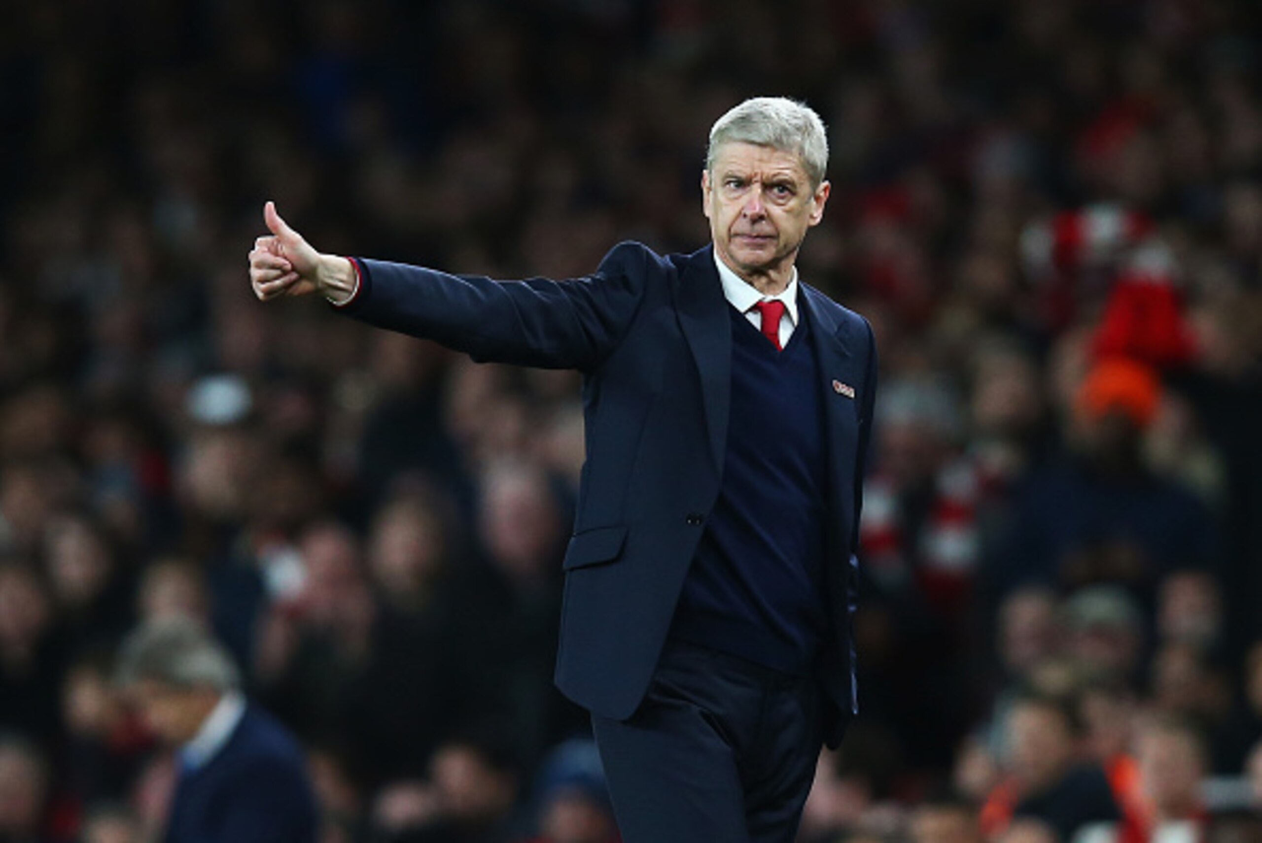 LONDON, ENGLAND - DECEMBER 21:  Arsene Wenger, manager of Arsenal gives the thumbs up during the Barclays Premier League match between Arsenal and Manchester City at Emirates Stadium on December 21, 2015 in London, England.  (Photo by Clive Rose/Getty Ima