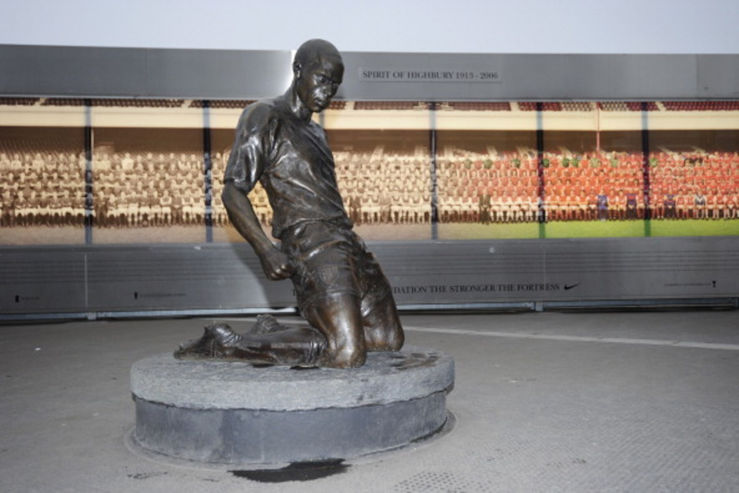 A Bronze statue of Arsenal legend Thierry Henry is pictured on the eve of the UEFA Champions League group B football match between Arsenal and FC Schalke 04 at the Emirates Stadium, North London, on October 23, 2012. AFP PHOTO / GLYN KIRK        (Photo cr