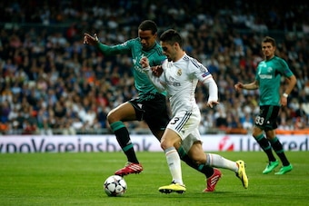 MADRID, SPAIN - MARCH 18:  Isco of Real Madrid is challenged by Joel Matip of Schalke during the UEFA Champions League Round of 16, second leg match between Real Madrid and FC Schalke 04 at Estadio Santiago Bernabeu on March 18, 2014 in Madrid, Spain.  (P