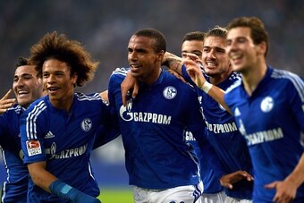 Schalke's Cameroonian defender Joel Matip (C) and his teammates celebrate after 1-0 during the German first division Bundesliga football match FC Schalke 04 v Eintracht Frankfurt in Gelsenkirchen, on September 23, 2015.    AFP PHOTO / PATRIK STOLLARZ  RES