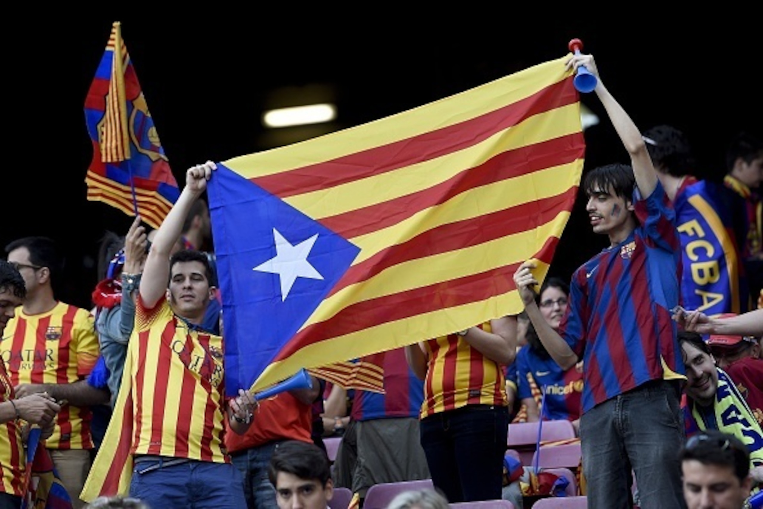 Supporters of the Athletic Bilbao wave a Catalan independentist flag 'Estelada' prior to the Spanish Copa del Rey (King's Cup) final football match Athletic Club Bilbao vs FC Barcelona at the Camp Nou stadium in Barcelona on May 30, 2015.   AFP PHOTO/ JOS