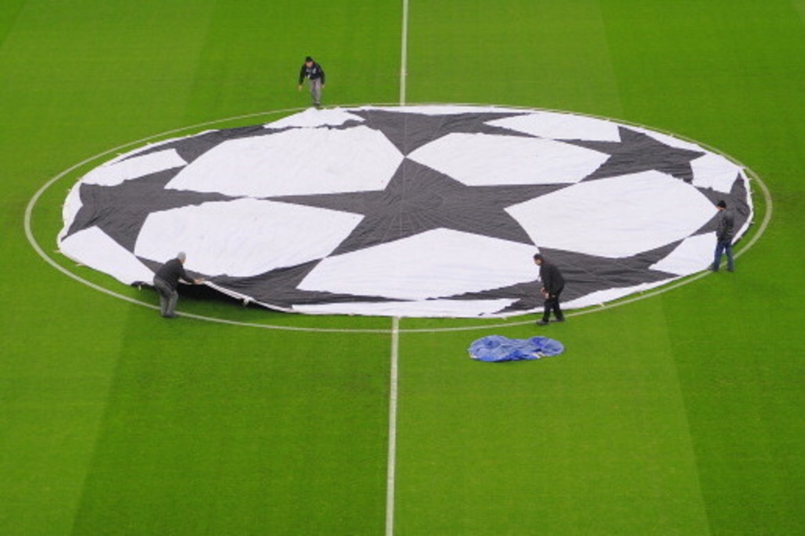 ISTANBUL, TURKEY - FEBRUARY 26: Ground staff place the Champions League flag onto the pitch before the UEFA Champions League Round of 16 first leg match between Galatasaray AS and Chelsea at Ali Sami Yen Arena on February 26, 2014 in Istanbul, Turkey.  (P