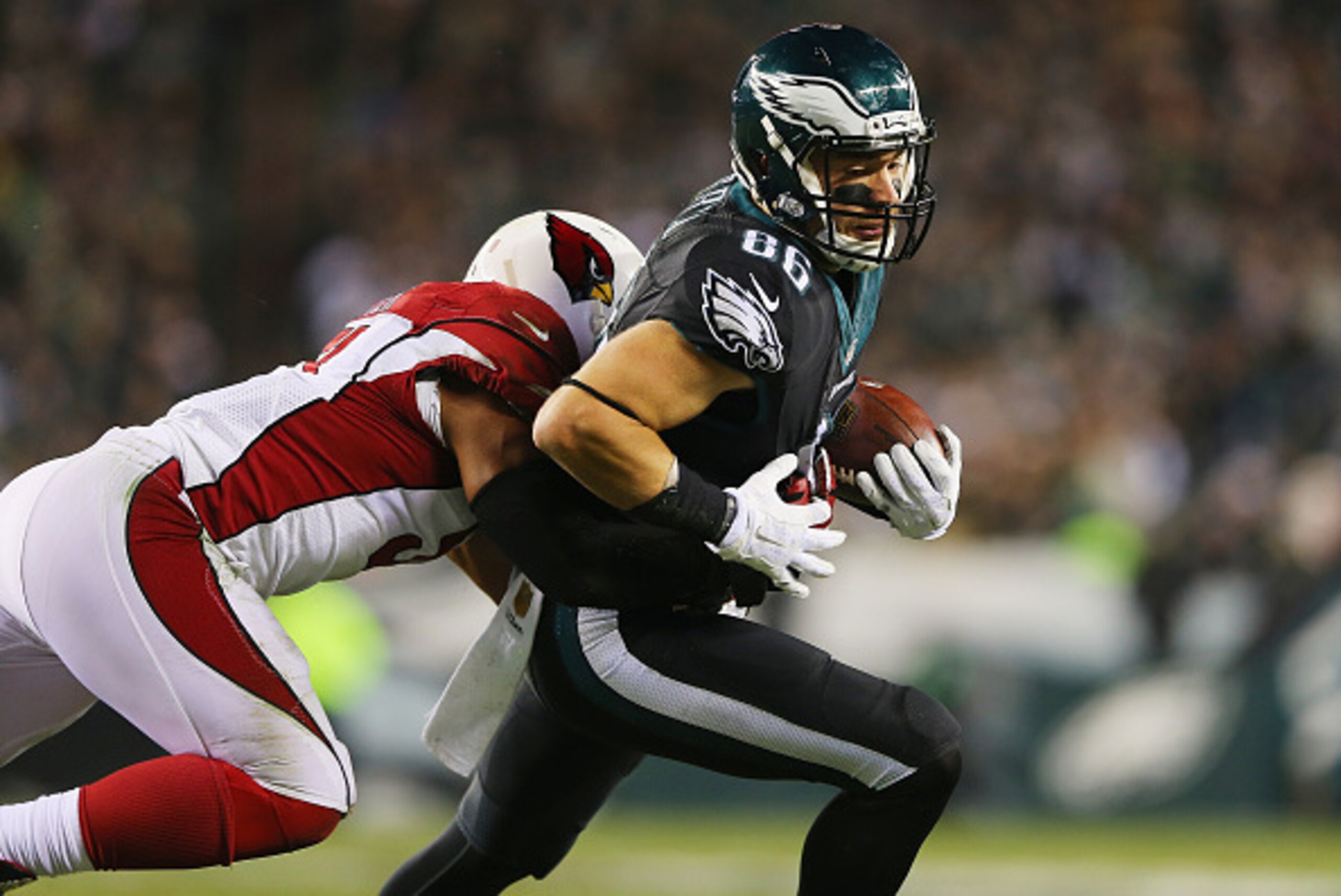 PHILADELPHIA, PA - DECEMBER 20:  Zach Ertz #86 of the Philadelphia Eagles carries the ball against the Arizona Cardinals in the second quarter at Lincoln Financial Field on December 20, 2015 in Philadelphia, Pennsylvania.  (Photo by Elsa/Getty Images)