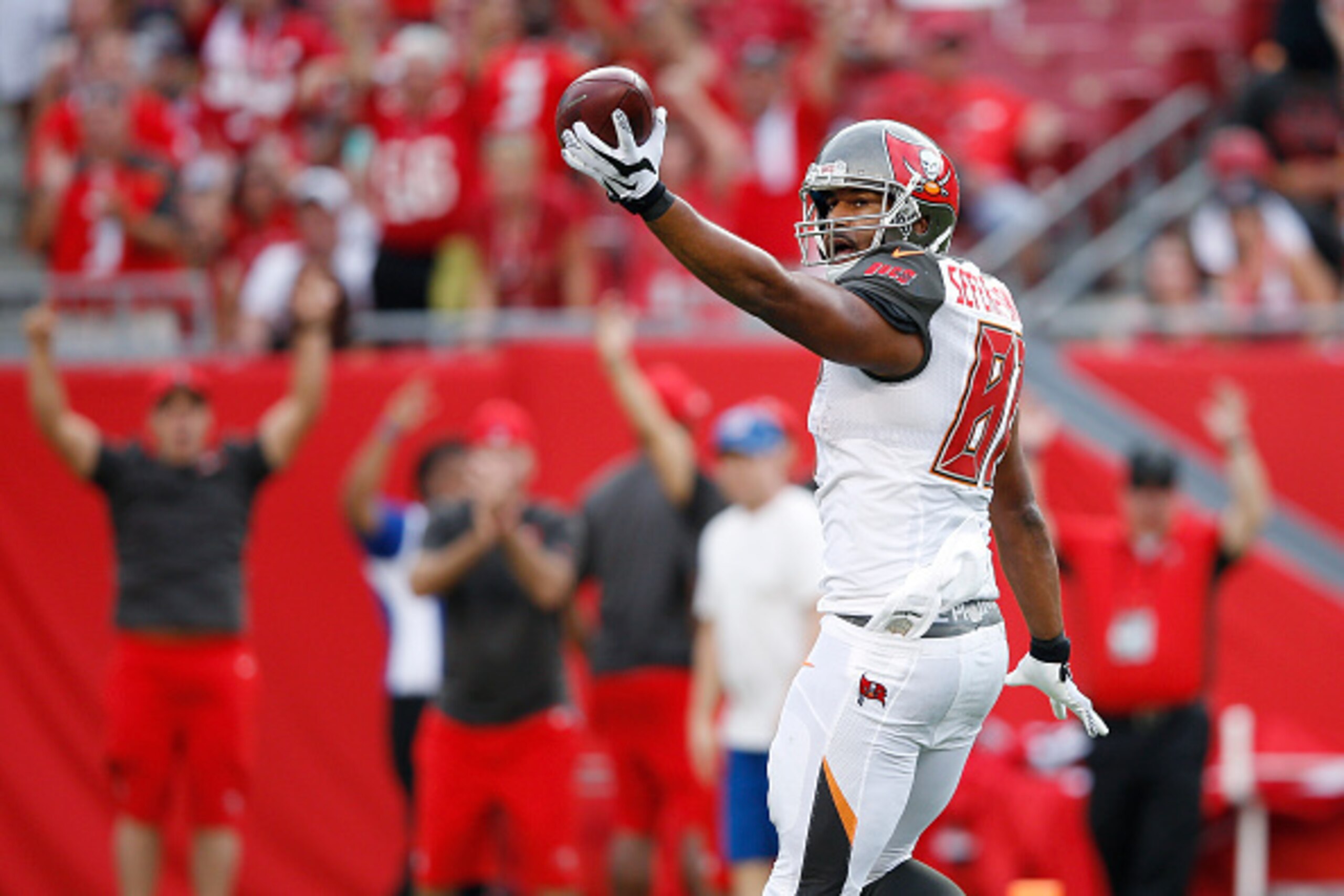 TAMPA, FL - SEPTEMBER 13: Austin Seferian-Jenkins #87 of the Tampa Bay Buccaneers runs into the end zone with a touchdown reception against the Tennessee Titans at Raymond James Stadium on September 13, 2015 in Tampa, Florida. The Titans defeated the Bucs