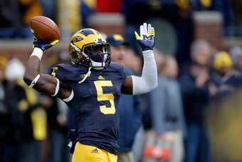 ANN ARBOR, MI - NOVEMBER 28: Jabrill Peppers #5 of the Michigan Wolverines warms up before the start of their game against the Ohio State Buckeyes at Michigan Stadium on November 28, 2015 in Ann Arbor, Michigan.  (Photo by Gregory Shamus/Getty Images)