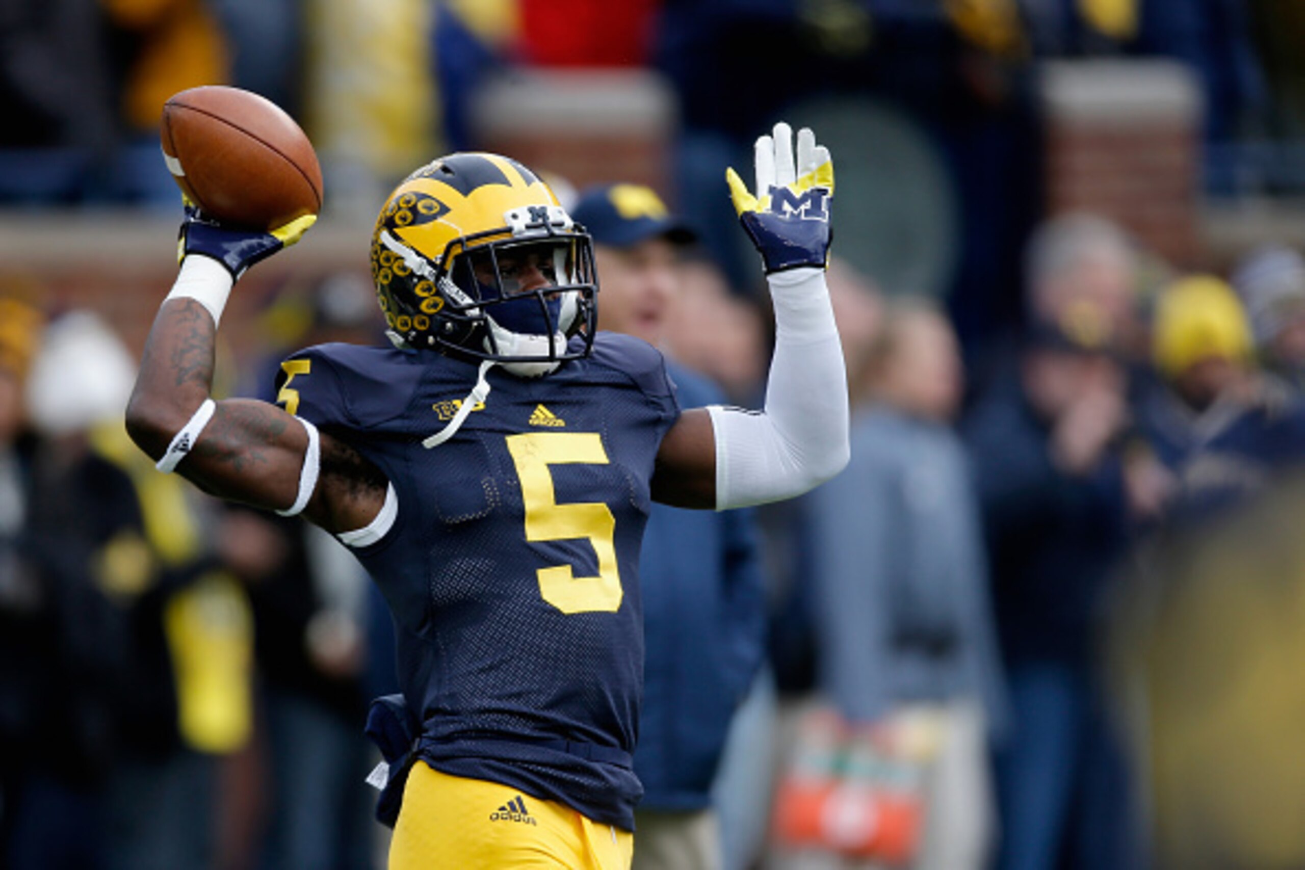 ANN ARBOR, MI - NOVEMBER 28: Jabrill Peppers #5 of the Michigan Wolverines warms up before the start of their game against the Ohio State Buckeyes at Michigan Stadium on November 28, 2015 in Ann Arbor, Michigan.  (Photo by Gregory Shamus/Getty Images)