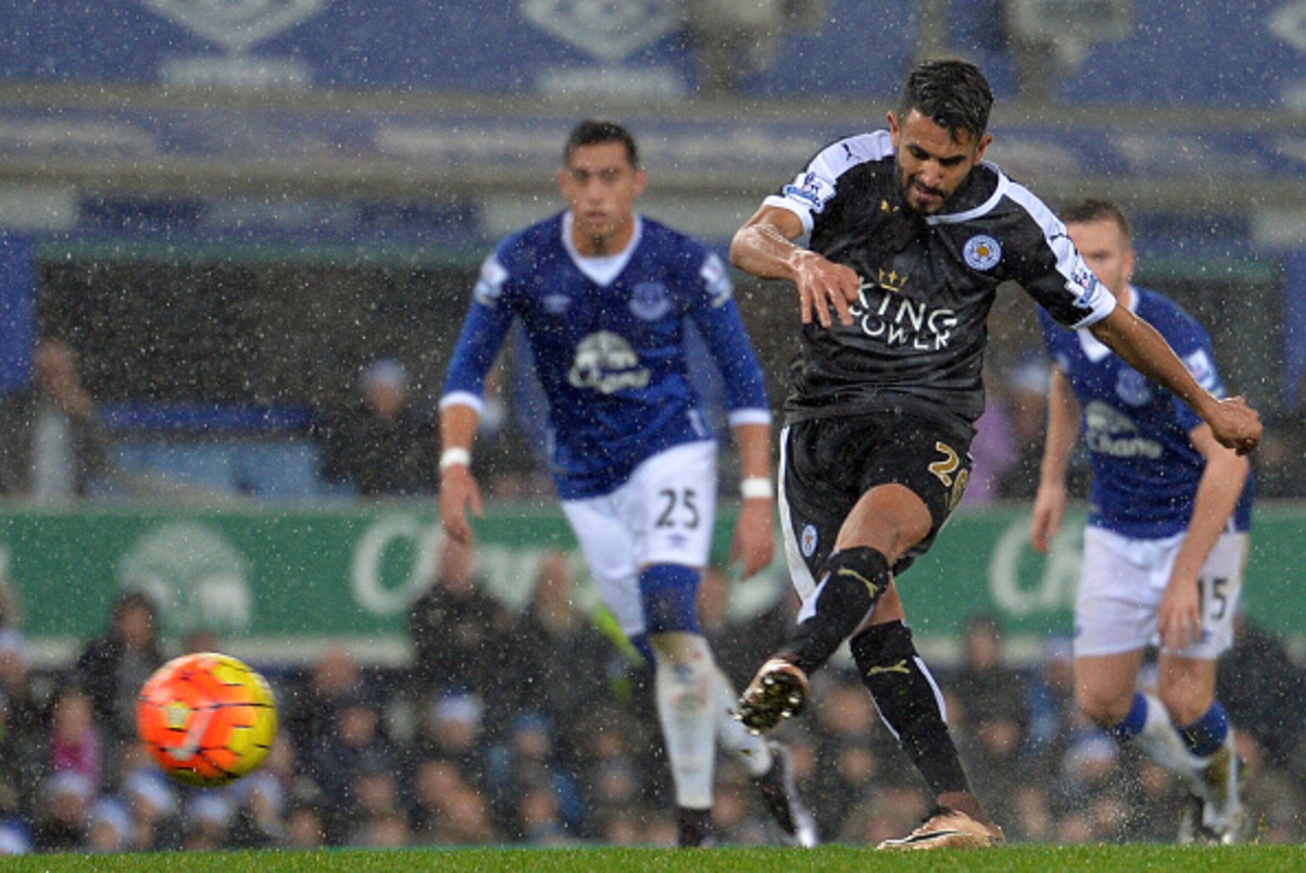 Leicester City's Algerian midfielder Riyad Mahrez scores their second goal from the penalty spot during the English Premier League football match between Everton and Leicester City at Goodison Park in Liverpool, north west England on December 19, 2015. AF