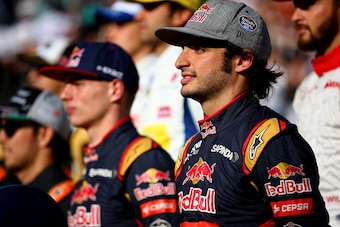 ABU DHABI, UNITED ARAB EMIRATES - NOVEMBER 29:  Max Verstappen of Netherlands and Scuderia Toro Rosso and Carlos Sainz of Spain and Scuderia Toro Rosso pose for the end of season drivers' photograph on the pit straight before the Abu Dhabi Formula One Gra