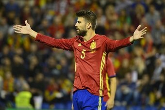 Spain's defender Gerard Pique gestures during the friendly football match Spain vs England at the Jose Rico Perez stadium in Alicante on November 13, 2015.   AFP PHOTO/ JOSE JORDAN        (Photo credit should read JOSE JORDAN/AFP/Getty Images)