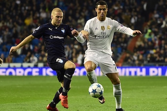 Real Madrid's Portuguese forward Cristiano Ronaldo (R) vies with Malmo's defender Anton Tinnerholm during the UEFA Champions League Group A football match Real Madrid CF vs Malmo FF at the Santiago Bernabeu stadium in Madrid on December 8, 2015.   AFP PHO