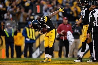 PITTSBURGH, PA - DECEMBER 20:  DeAngelo Williams #34 of the Pittsburgh Steelers celebrates a first quarter touchdown during the game against the Denver Broncos at Heinz Field on December 20, 2015 in Pittsburgh, Pennsylvania. (Photo by Gregory Shamus/Getty