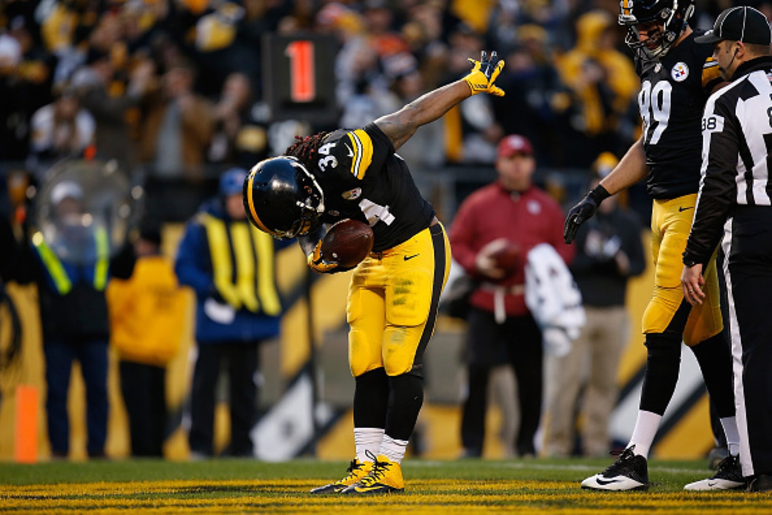PITTSBURGH, PA - DECEMBER 20: DeAngelo Williams #34 of the Pittsburgh Steelers celebrates a first quarter touchdown during the game against the Denver Broncos at Heinz Field on December 20, 2015 in Pittsburgh, Pennsylvania. (Photo by Gregory Shamus/Getty PITTSBURGH, PA - DECEMBER 20: DeAngelo Williams #34 of the Pittsburgh Steelers celebrates a first quarter touchdown during the game against the Denver Broncos at Heinz Field on December 20, 2015 in Pittsburgh, Pennsylvania. (Photo by Gregory Shamus/Getty