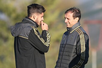 Juventus' Spanish forward Alvaro Morata (L) chats with Juventus' coach Massimiliano Allegri during a training session at the Juventus Training Center in Vinovo, near Turin, on November 24, 2015, on the eve of the UEFA Champions League football match Juven