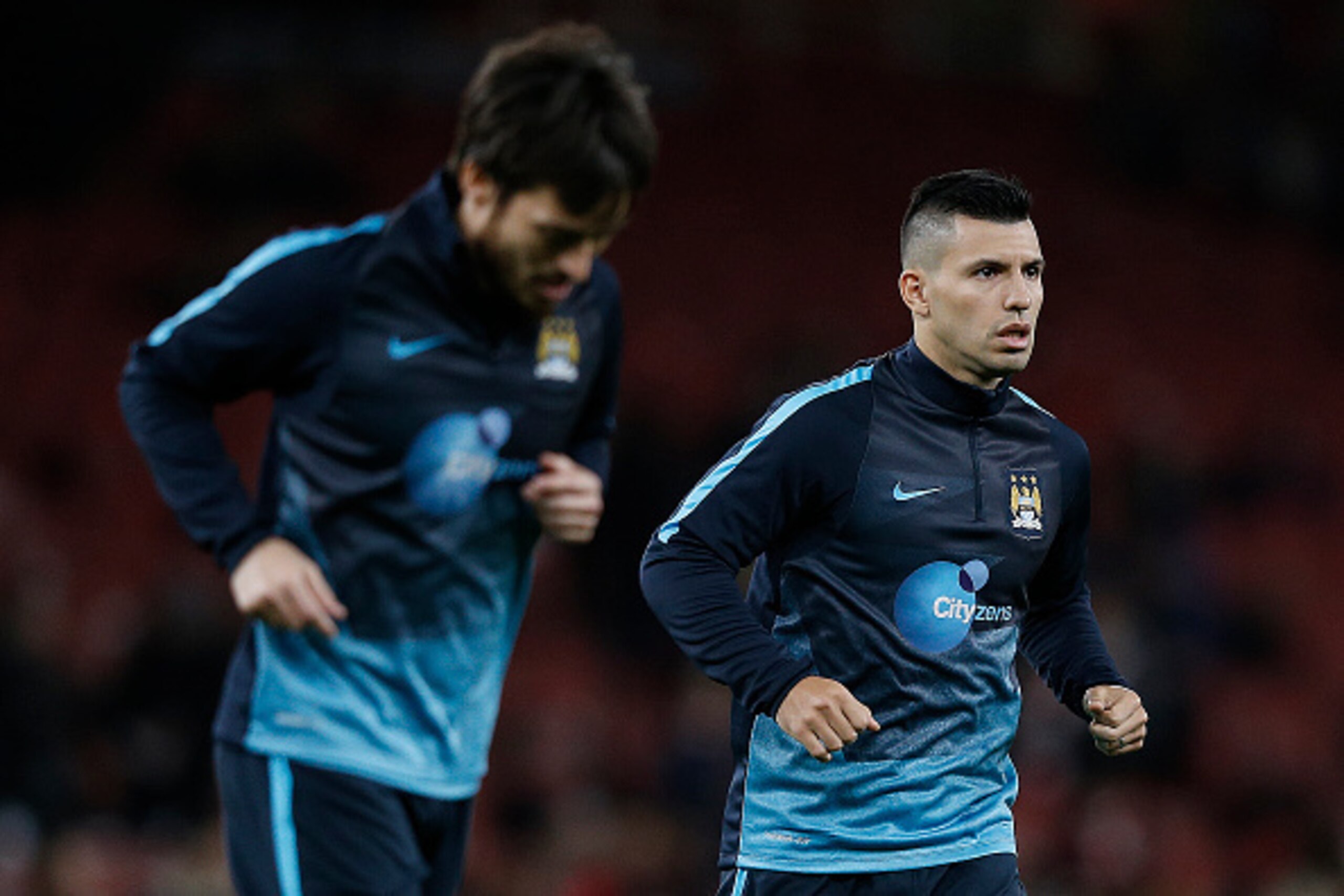 Manchester City's Argentinian striker Sergio Aguero (R) warms up with teammates ahead of the English Premier League football match between Arsenal and Manchester City at the Emirates Stadium in London on December 21, 2015. AFP PHOTO / ADRIAN DENNIS

RESTR