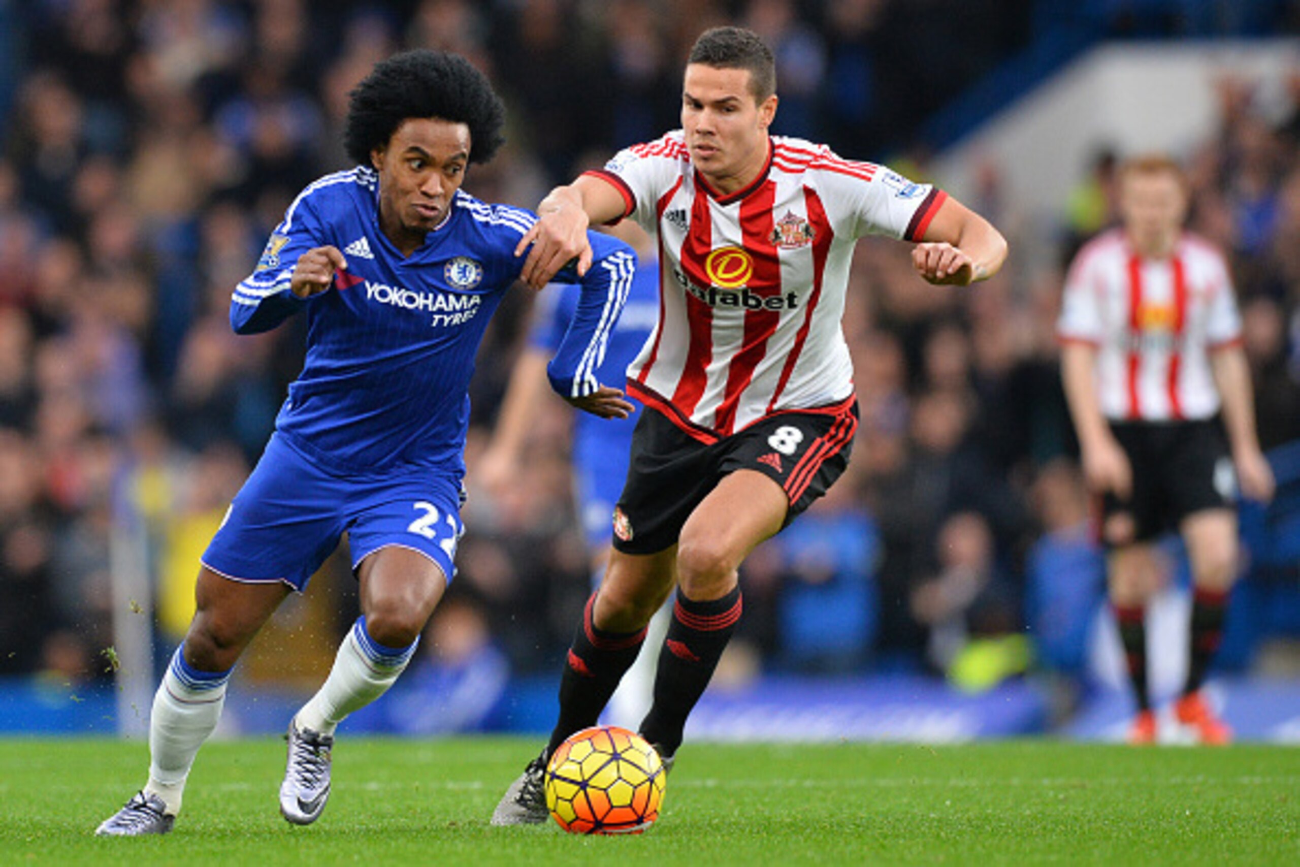 Chelsea's Brazilian midfielder Willian (L) vies with Sunderland's English midfielder Jack Rodwell during the English Premier League football match between Chelsea and Sunderland at Stamford Bridge in London on December 19, 2015. 
AFP PHOTO / GLYN KIRK
RES