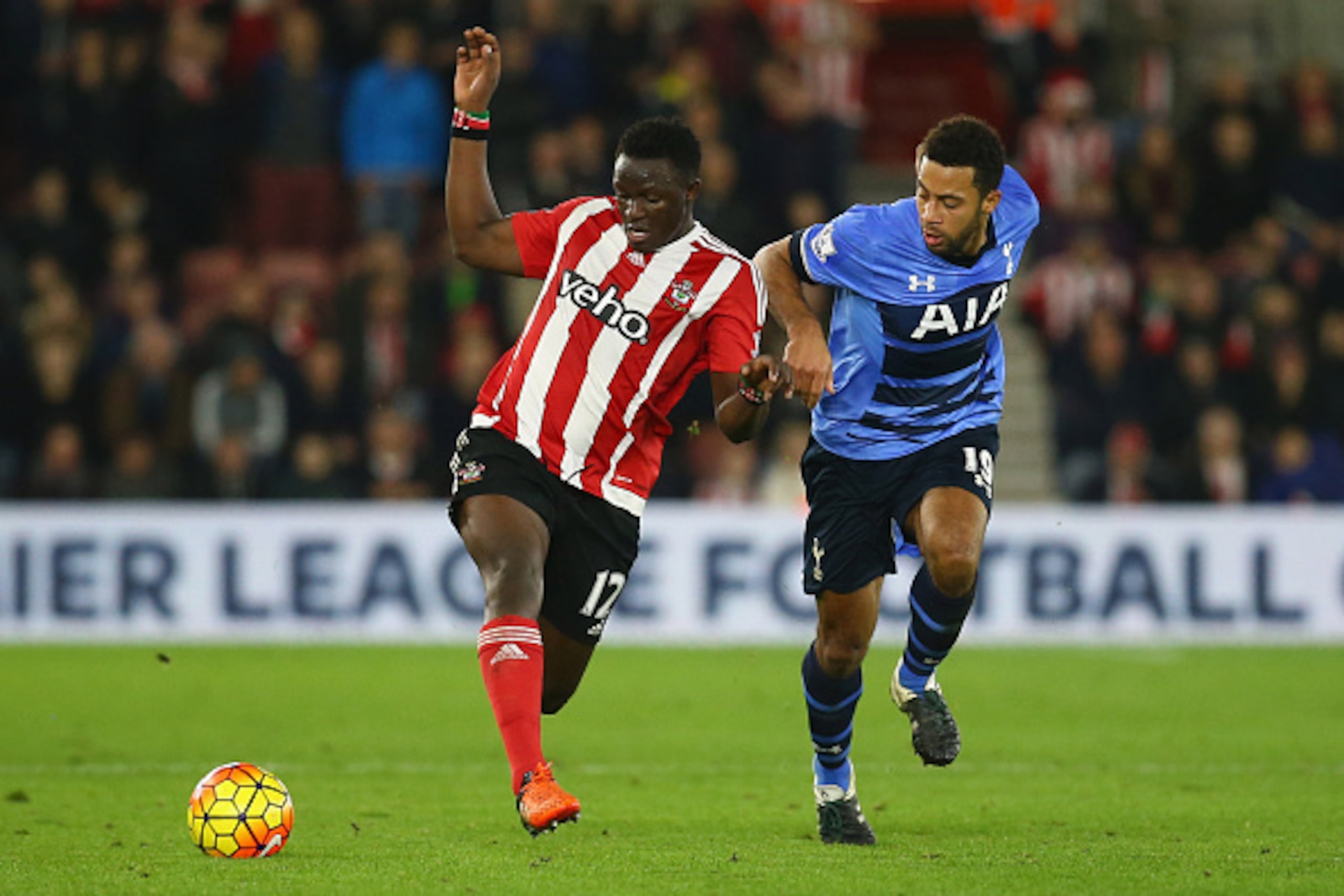 SOUTHAMPTON, ENGLAND - DECEMBER 19:  Victor Wanyama of Southampton holds off Mousa Dembele of Tottenham Hotspur during the Barclays Premier League match between Southampton and Tottenham Hotspur at St Mary's Stadium on December 19, 2015 in Southampton, En
