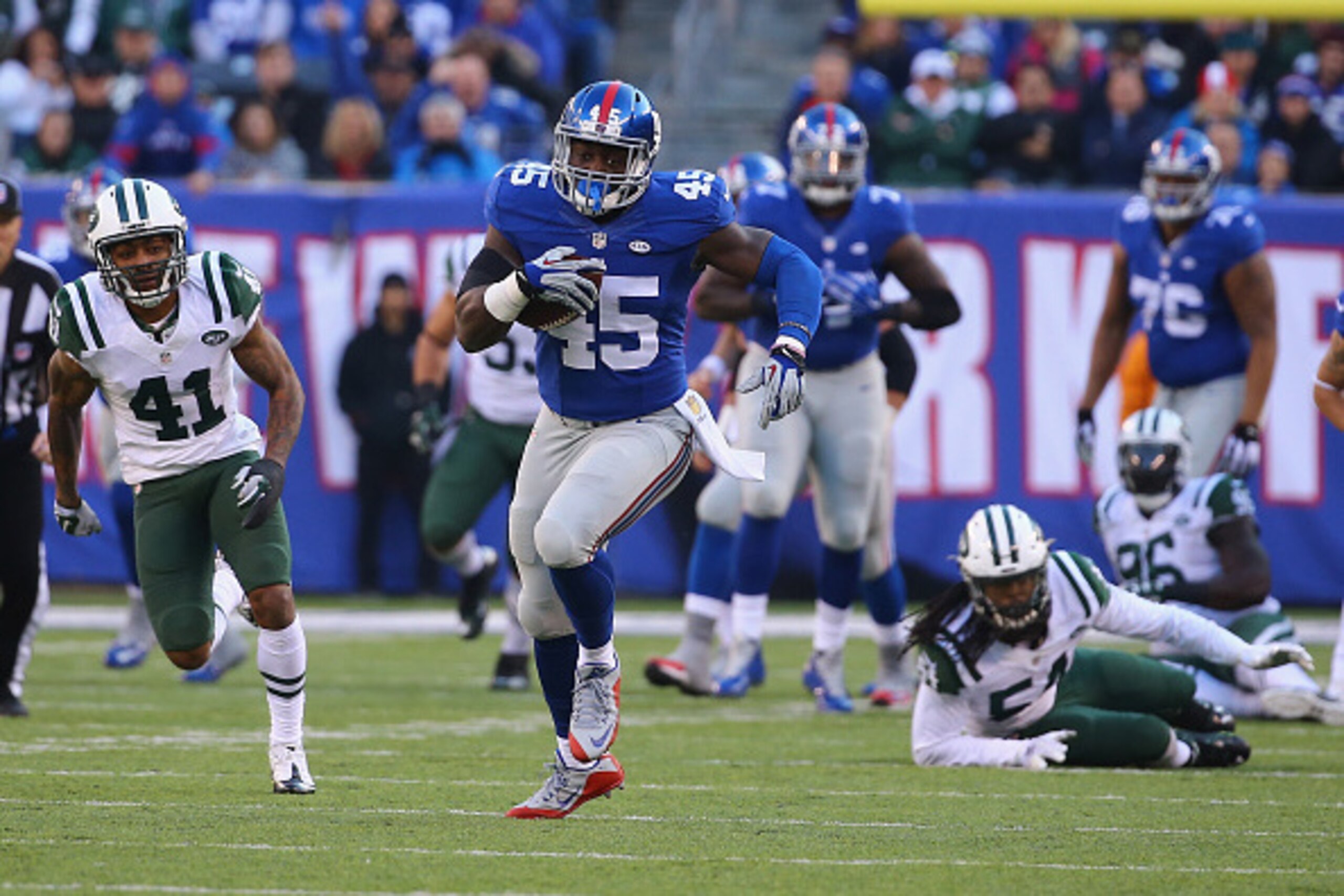 EAST RUTHERFORD, NJ - DECEMBER 06:  Will Tye #45 of the New York Giants runs after a catch against the New York Jets  during their game at MetLife Stadium on December 6, 2015 in East Rutherford, New Jersey.  (Photo by Al Bello/Getty Images)
