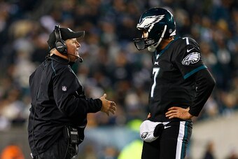 PHILADELPHIA, PA - DECEMBER 20:  Head coach Chip Kelly of the Philadelphia Eagles and quarterback Sam Bradford #7 talk during the second quarter against the Arizona Cardinals at Lincoln Financial Field on December 20, 2015 in Philadelphia, Pennsylvania.  