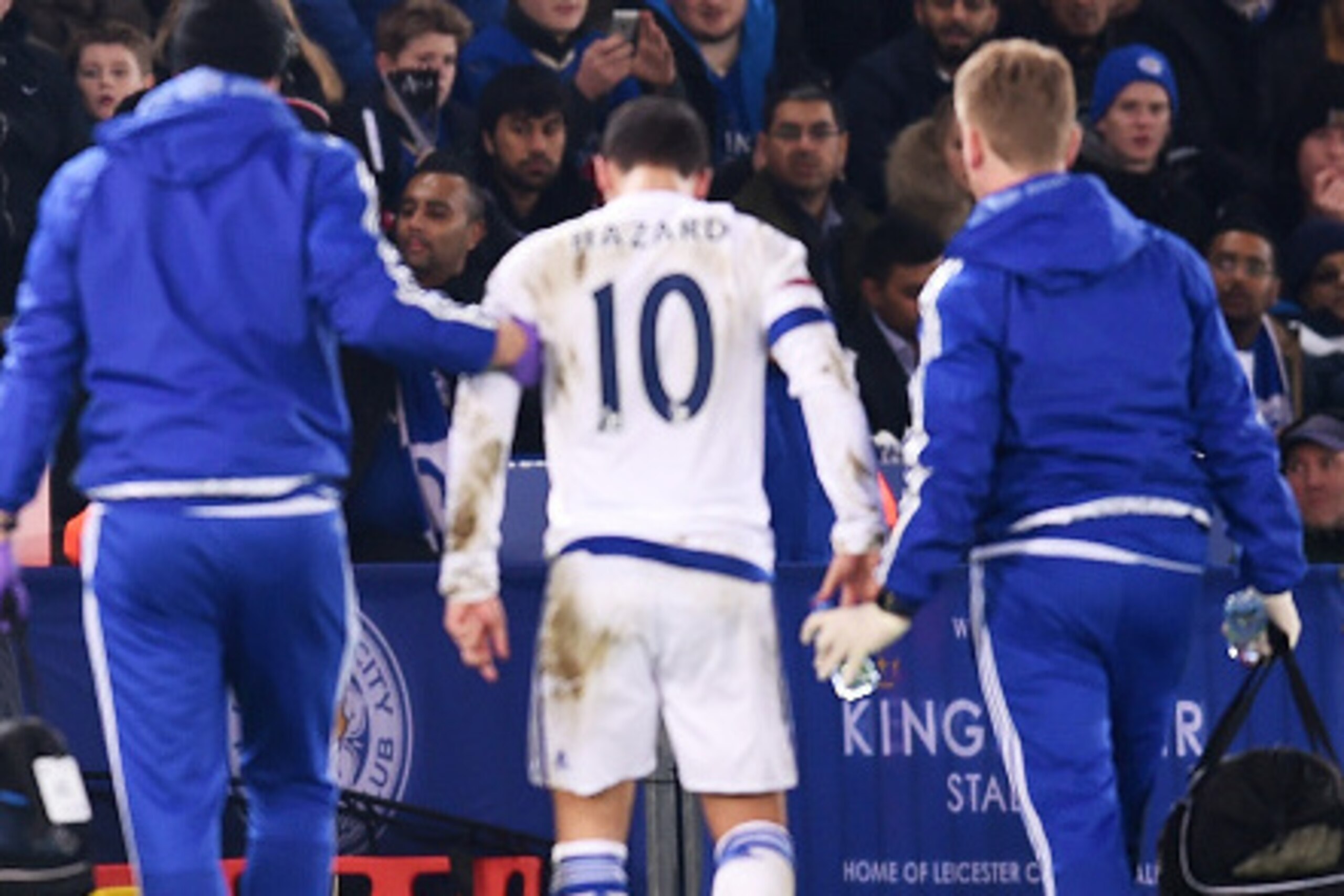 LEICESTER, ENGLAND - DECEMBER 14:  A worried Jose Mourinho the manager of Chelsea looks on as Eden Hazard of Chelsea leaves the pitch due to injury during the Barclays Premier League match between Leicester City and Chelsea at the King Power Stadium on De