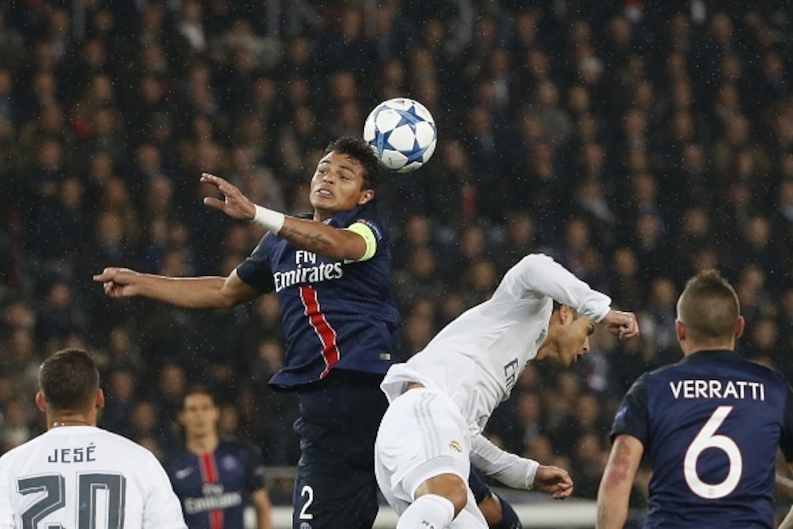 Paris Saint-Germain's Brazilian defender Thiago Silva (C,L) heads the ball during the UEFA Champions League football match Paris Saint-Germain (PSG) vs Real Madrid, on October 21, 2015 at the Parc des Princes stadium in Paris.   AFP PHOTO / THOMAS SAMSON 