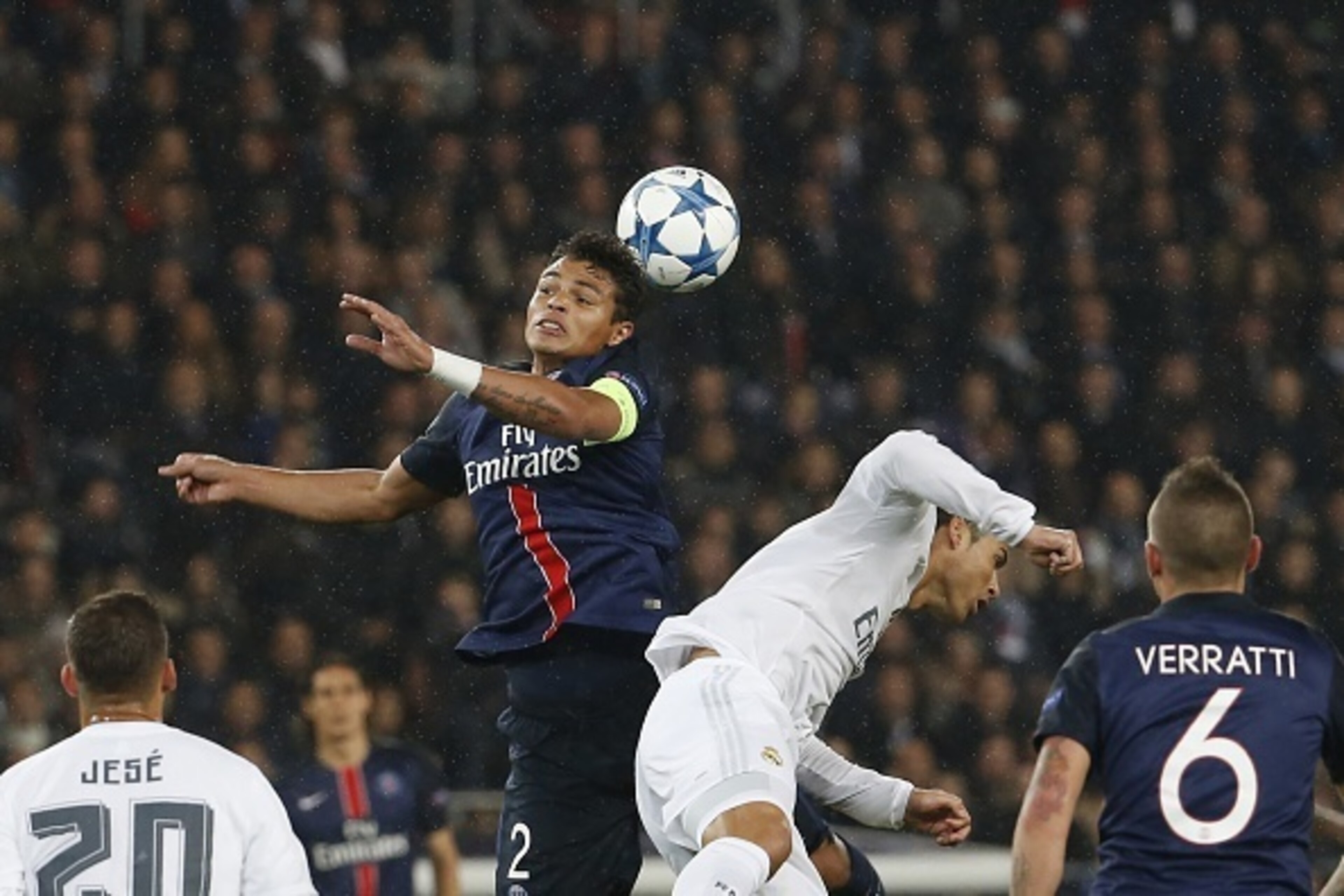 Paris Saint-Germain's Brazilian defender Thiago Silva (C,L) heads the ball during the UEFA Champions League football match Paris Saint-Germain (PSG) vs Real Madrid, on October 21, 2015 at the Parc des Princes stadium in Paris. AFP PHOTO / THOMAS SAMSON Paris Saint-Germain's Brazilian defender Thiago Silva (C,L) heads the ball during the UEFA Champions League football match Paris Saint-Germain (PSG) vs Real Madrid, on October 21, 2015 at the Parc des Princes stadium in Paris. AFP PHOTO / THOMAS SAMSON