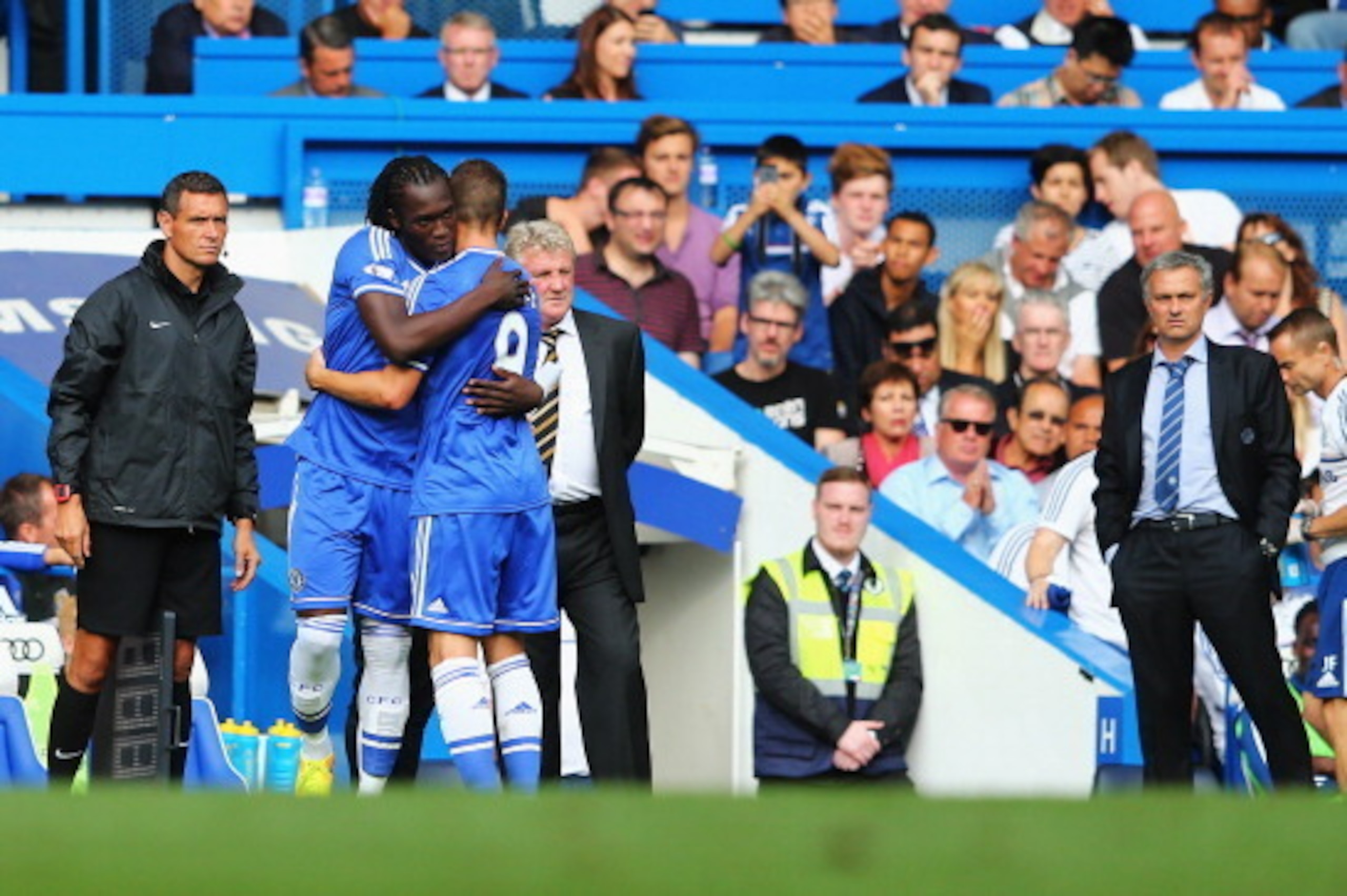 LONDON, ENGLAND - AUGUST 18: Chelsea manager Jose Mourinho looks on as substitute Romelu Lukaku of Chelsea comes on for Fernando Torres during the Barclays Premier League match between Chelsea and Hull City at Stamford Bridge on August 18, 2013 in London LONDON, ENGLAND - AUGUST 18: Chelsea manager Jose Mourinho looks on as substitute Romelu Lukaku of Chelsea comes on for Fernando Torres during the Barclays Premier League match between Chelsea and Hull City at Stamford Bridge on August 18, 2013 in London