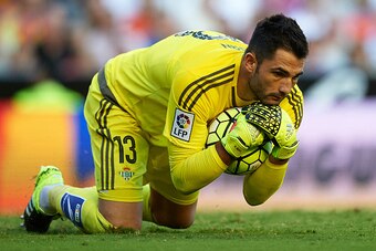 VALENCIA, SPAIN - SEPTEMBER 19:  Antonio Adan of Betis in action during the La Liga match between Valencia CF and Real Betis Balompie at Estadi de Mestalla on September 19, 2015 in Valencia, Spain.  (Photo by Manuel Queimadelos Alonso/Getty Images)