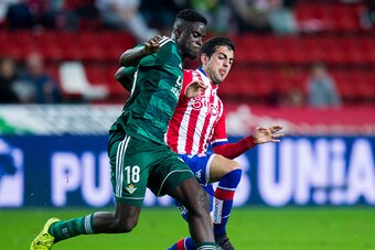 GIJON, SPAIN - DECEMBER 15:  Alfred N'Diaye of Real Betis Balompie duels for the ball with Carlos Castro of Real Sporting de Gijon during the Copa del Rey Round of 32 match between Real Sporting de Gijon and Real Betis Balompie at Estadio El Molinon on De