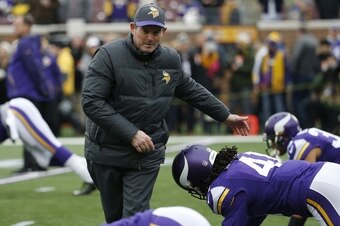 Minnesota Vikings head coach Mike Zimmer prepares his defense during pregame warm-ups.