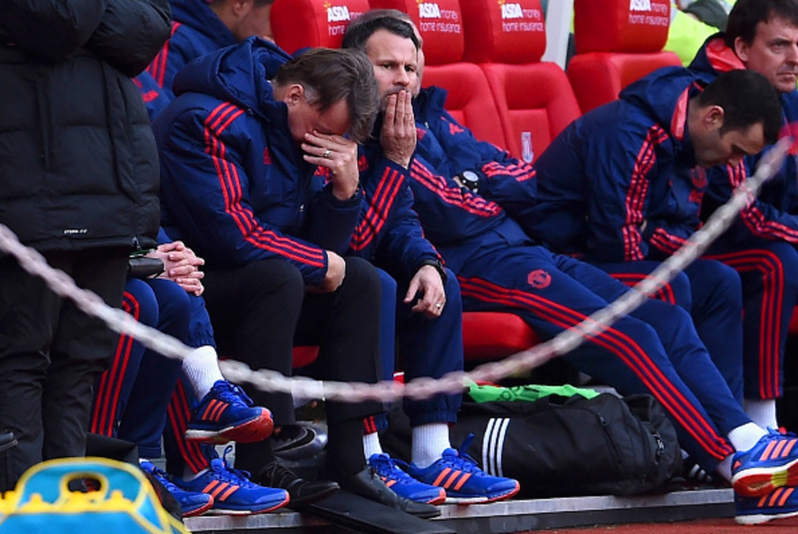 STOKE ON TRENT, ENGLAND - DECEMBER 26:  Louis van Gaal, manager of Manchester United reacts on the bench next to his assistant Ryan Giggs during the Barclays Premier League match between Stoke City and Manchester United at Britannia Stadium on December 26