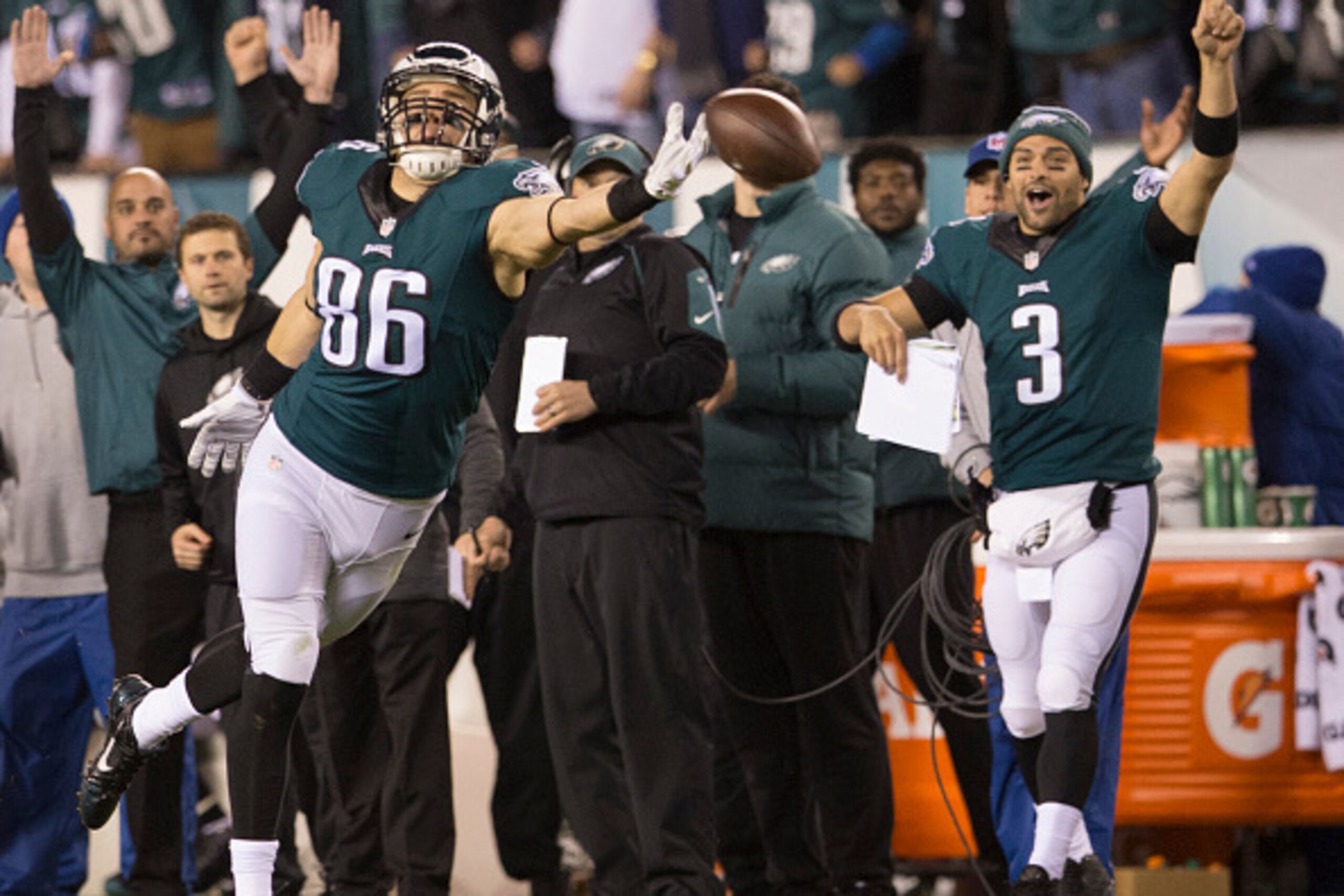 PHILADELPHIA, PA - DECEMBER 26: Zach Ertz #86 of the Philadelphia Eagles reaches for the ball in the second quarter against the Washington Redskins on December 26, 2015 at Lincoln Financial Field in Philadelphia, Pennsylvania.  (Photo by Mitchell Leff/Get