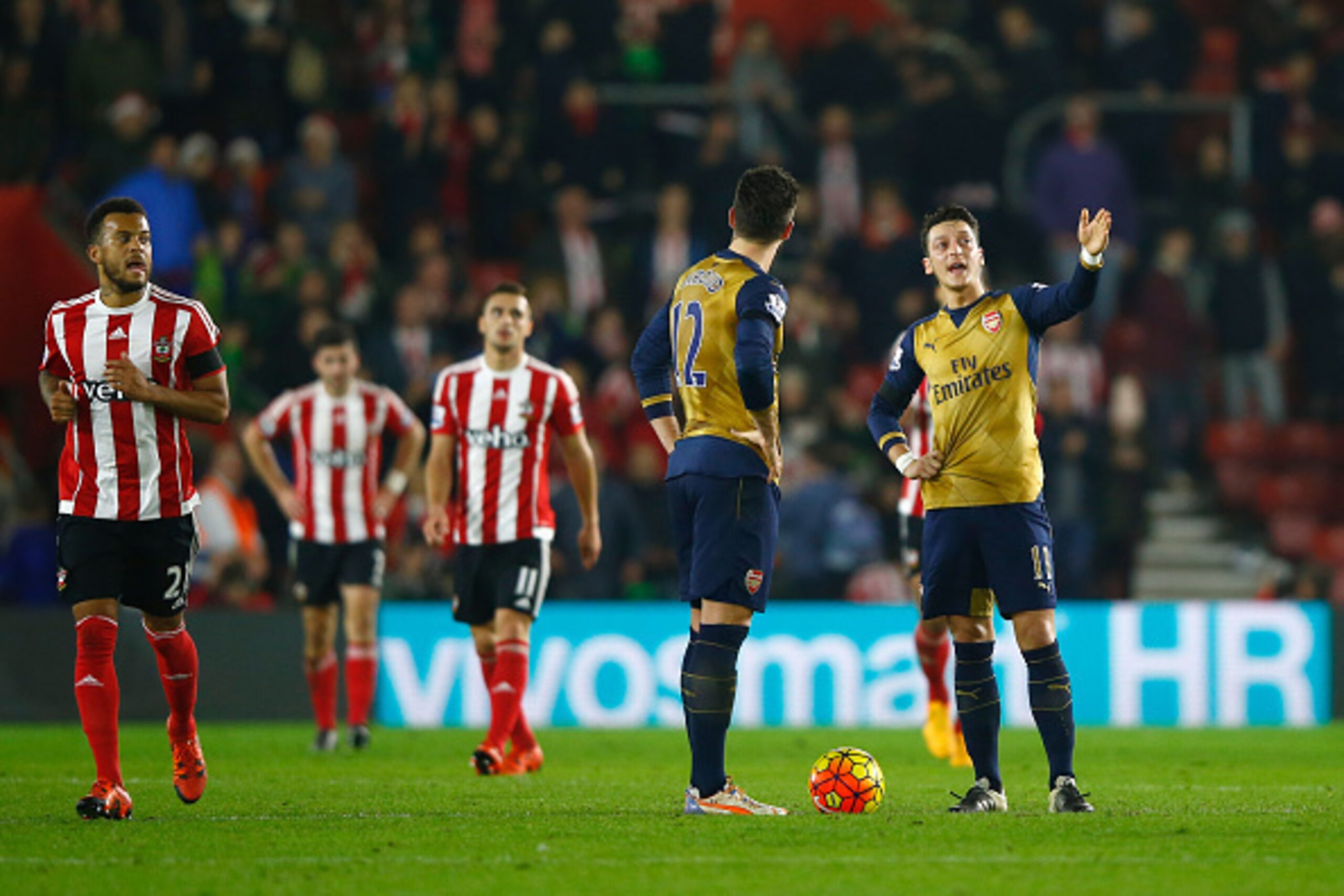 SOUTHAMPTON, ENGLAND - DECEMBER 26:  Olivier Giroud and Mesut Ozil of Arsenal in discussion as Southampton score their fourth goal during the Barclays Premier League match between Southampton and Arsenal at St Mary's Stadium on December 26, 2015 in Southa