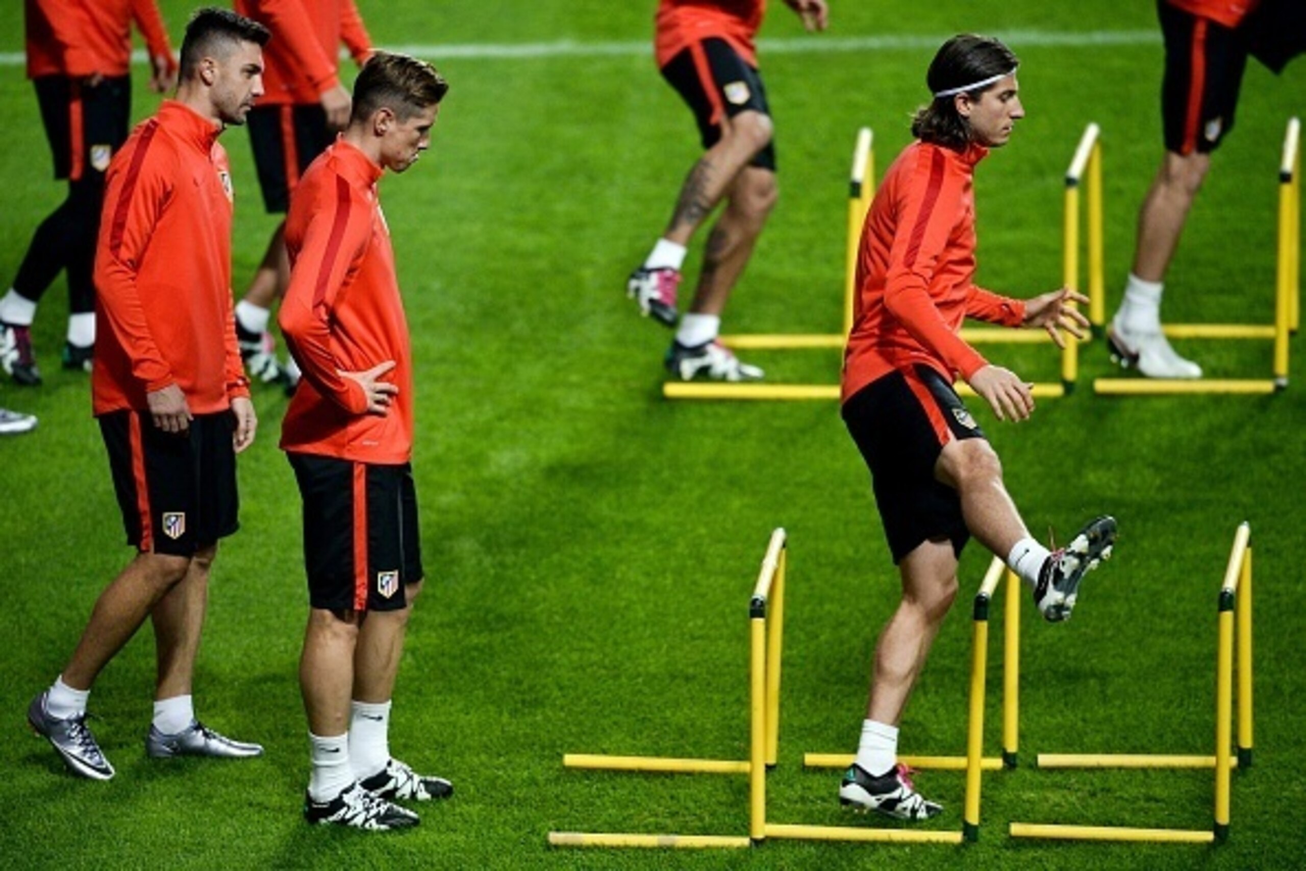 Atletico Madrid's Italian defender Guilherme Siqueira (L), Atletico Madrid's forward Fernando Torres (2nd L) and Atletico Madrid's Brazilian defender Filipe Luis (R) take part in a training session at Luz stadium in Lisbon, on December 7, 2015 on the eve 