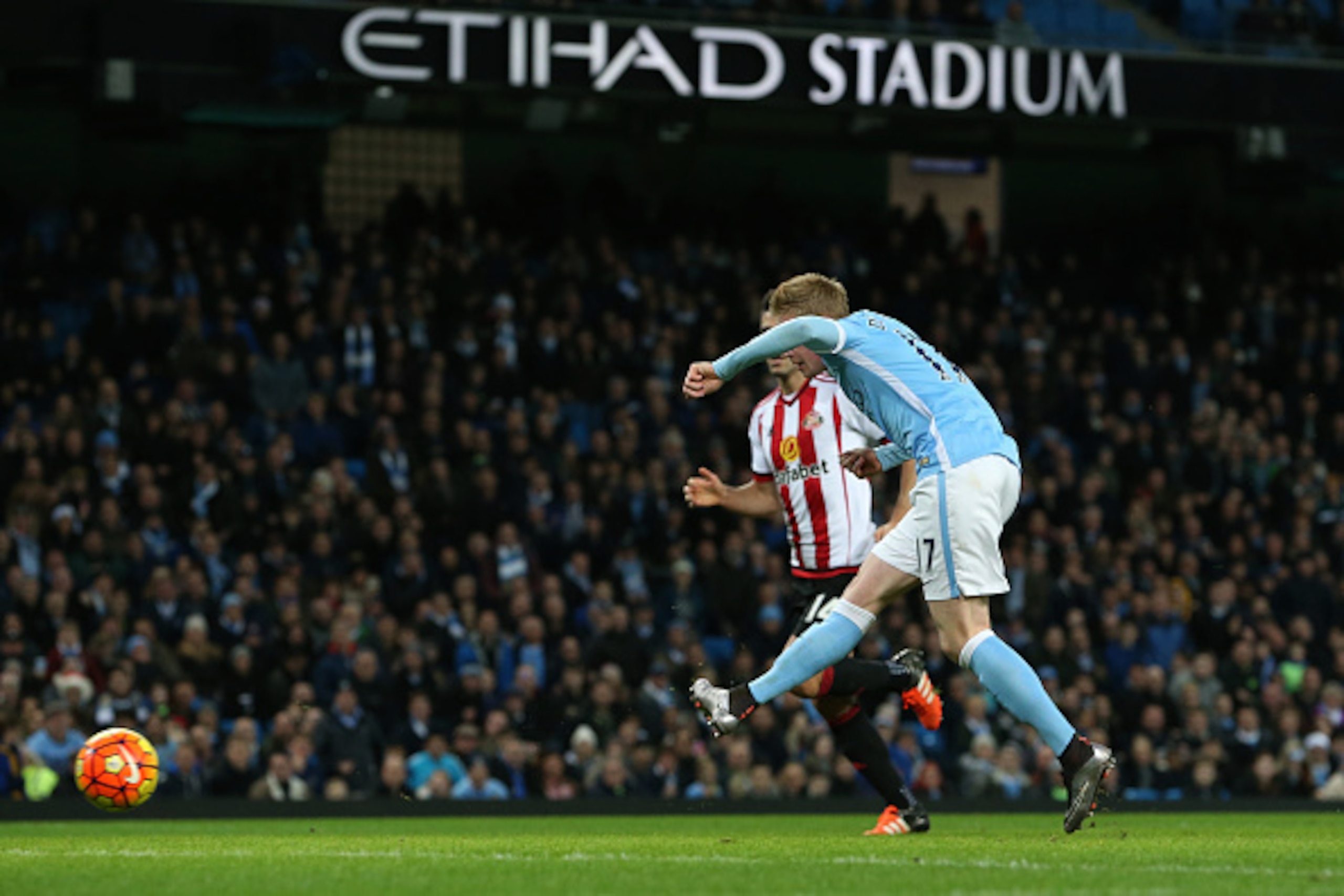 MANCHESTER, ENGLAND - DECEMBER 26:  Kevin De Bruyne of Manchester City scores his team's fourth goal during the Barclays Premier League match between Manchester City and Sunderland at the Etihad Stadium on December 26, 2015 in Manchester, England.  (Photo