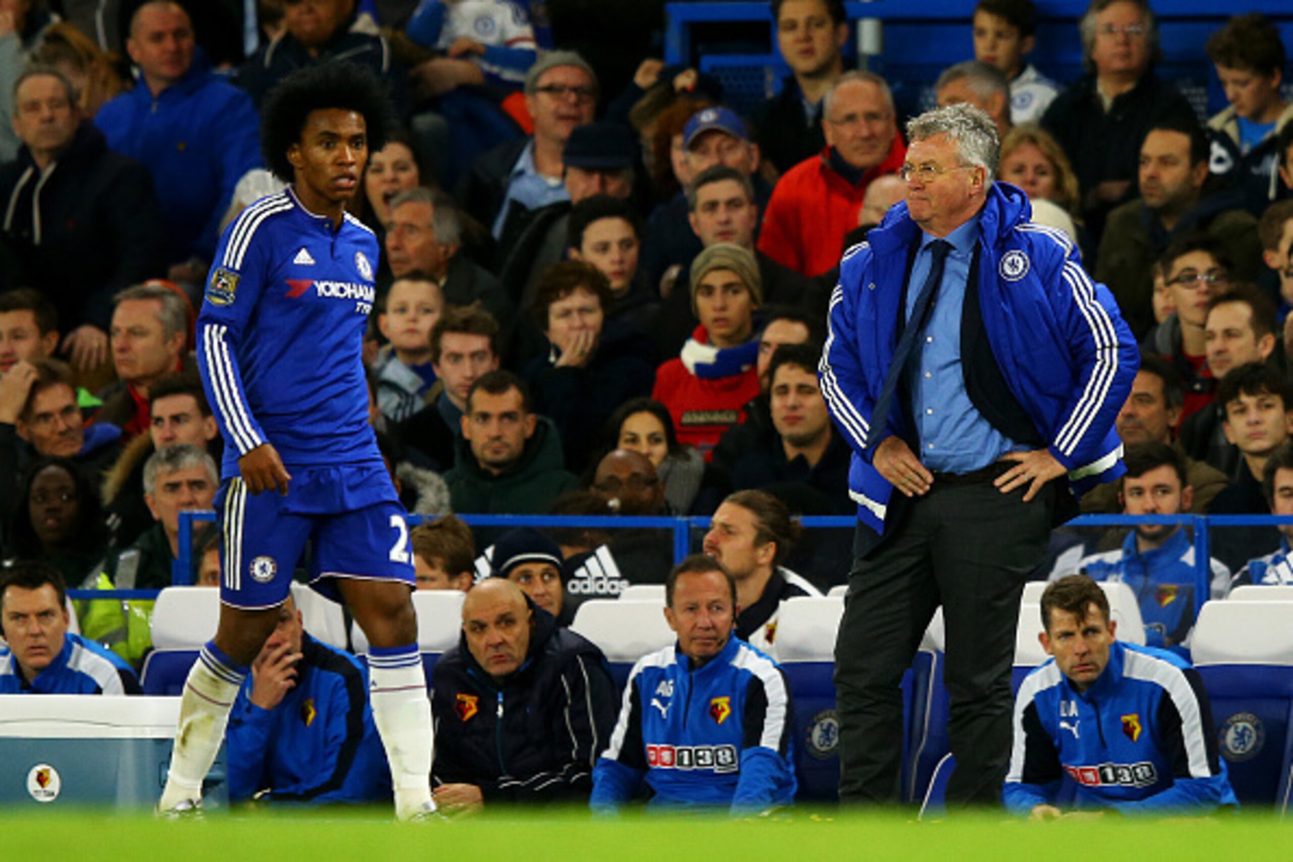 LONDON, ENGLAND - DECEMBER 26:  Guus Hiddink, manager of Chelsea looks at Willian of Chelsea during the Barclays Premier League match between Chelsea and Watford at Stamford Bridge on December 26, 2015 in London, England.  (Photo by Richard Heathcote/Gett