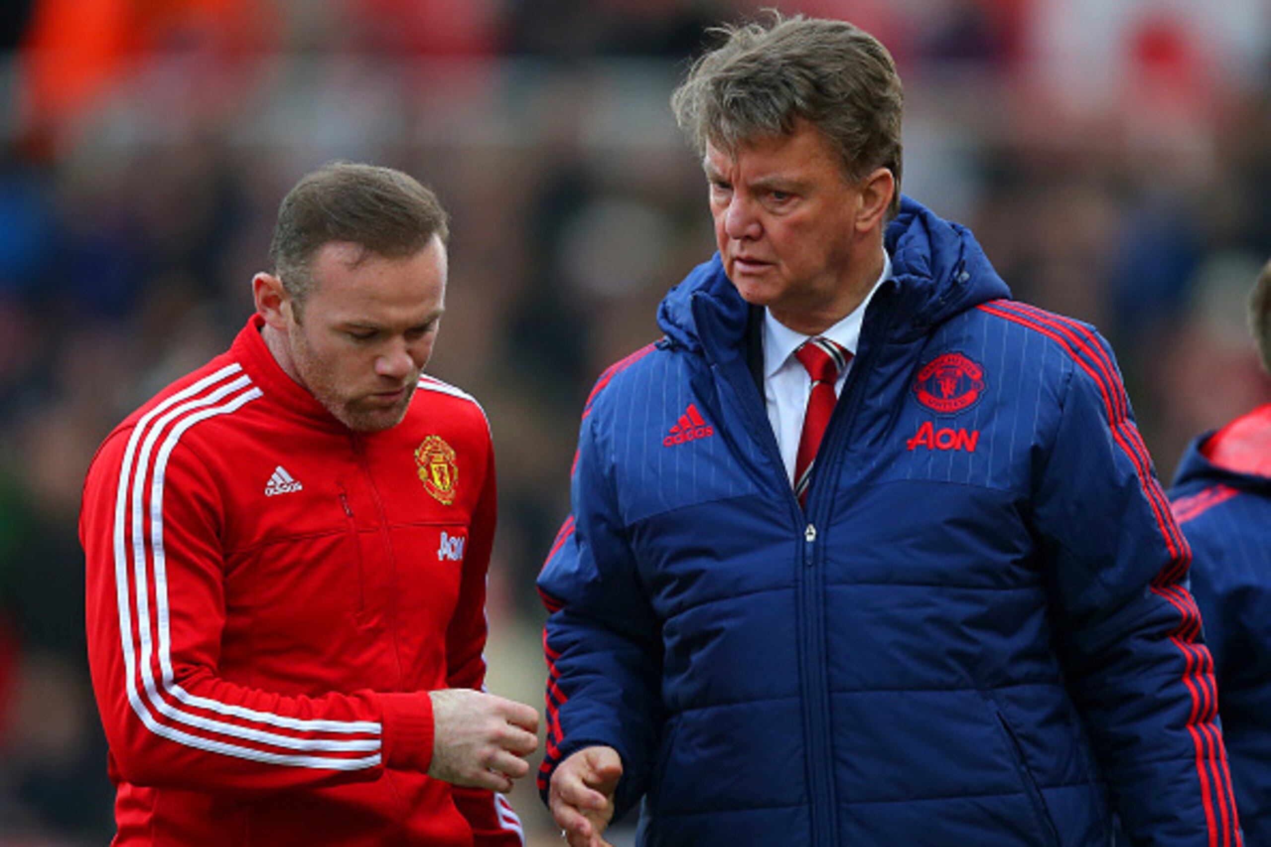 STOKE ON TRENT, ENGLAND - DECEMBER 26:  Louis van Gaal, manager of Manchester United speaks with Wayne Rooney of Manchester United during the Barclays Premier League match between Stoke City and Manchester United at Britannia Stadium on December 26, 2015 