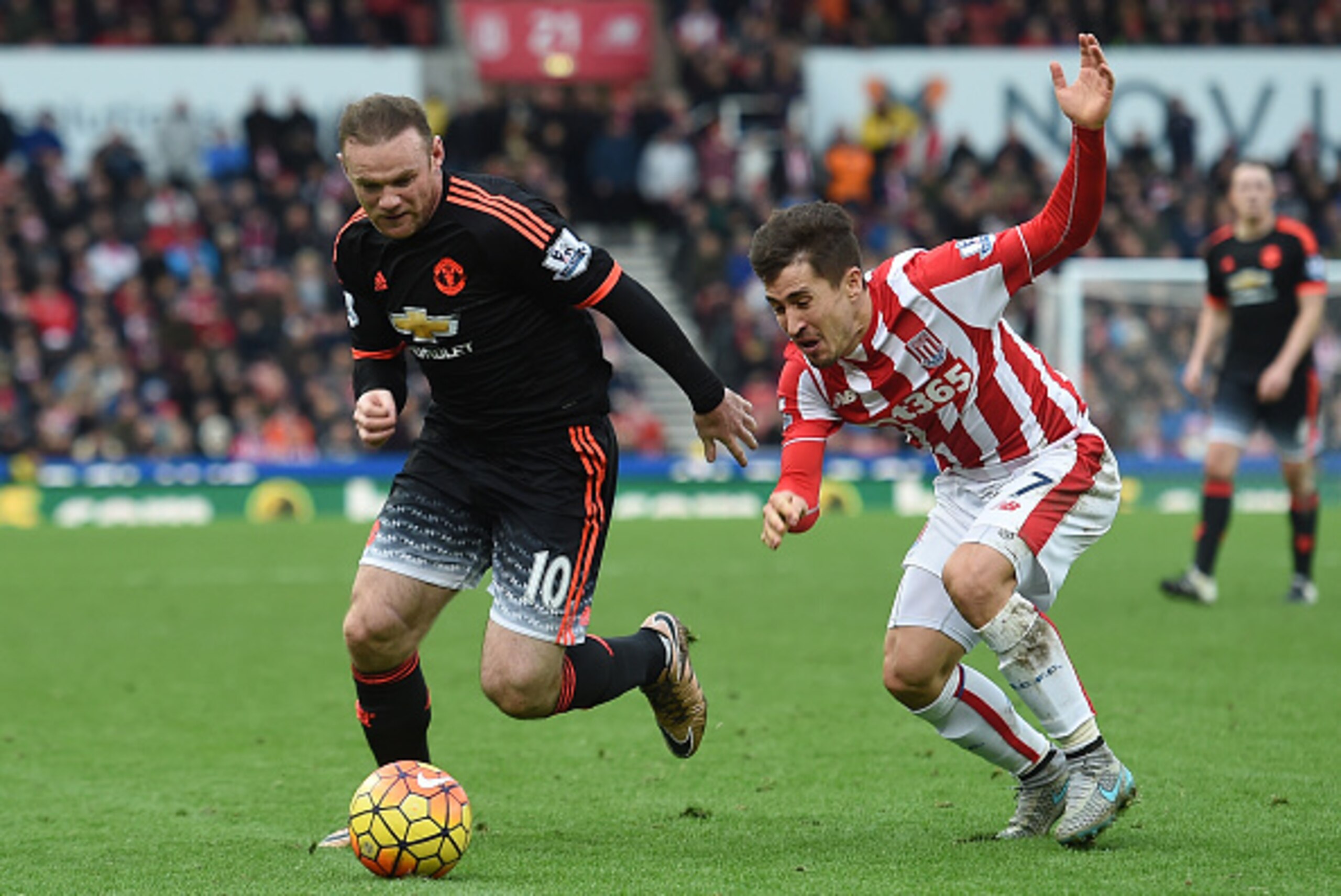 Manchester United's English striker Wayne Rooney (L) vies with Stoke City's Spanish striker Bojan Krkic (R) during the English Premier League football match between Stoke City and Manchester United at the Britannia Stadium in Stoke-on-Trent, central Engla