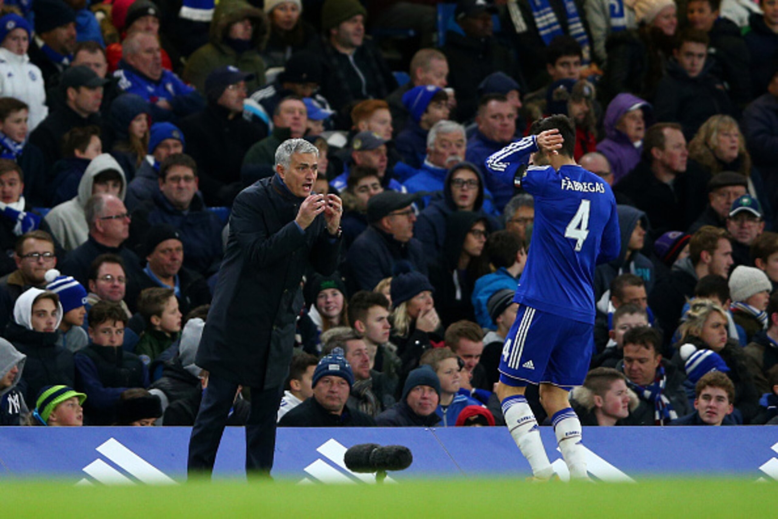 LONDON, ENGLAND - NOVEMBER 21:  Jose Mourinho (L) Manager of Chelsea instructs to Sesc Fabregas (R) during the Barclays Premier League match between Chelsea and Norwich City at Stamford Bridge on November 21, 2015 in London, England.  (Photo by Paul Gilha