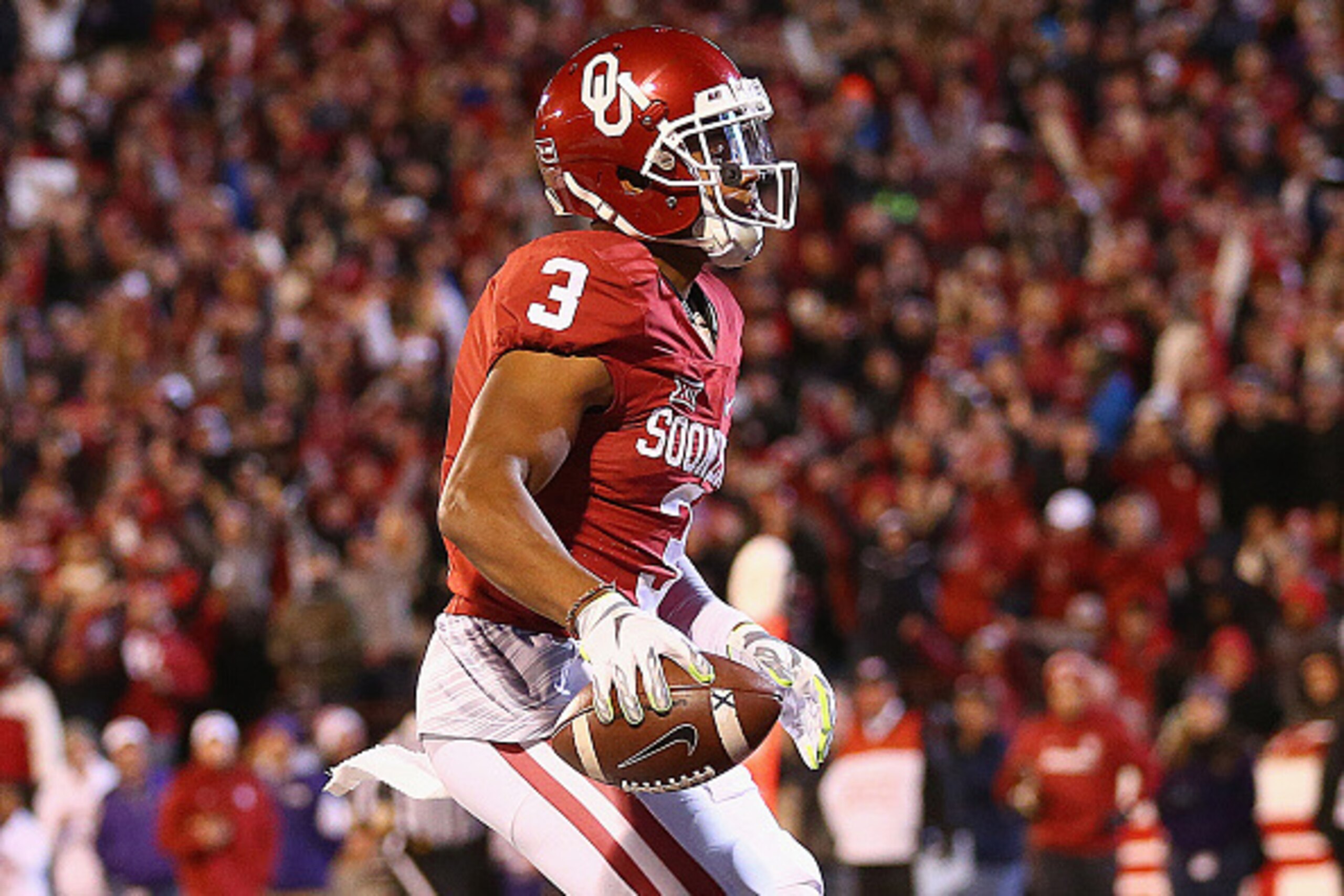 NORMAN, OK - NOVEMBER 21:  Sterling Shepard #3 of the Oklahoma Sooners makes a touchdown pass reception against the TCU Horned Frogs in the first quarter at Gaylord Family Oklahoma Memorial Stadium on November 21, 2015 in Norman, Oklahoma.  (Photo by Rona