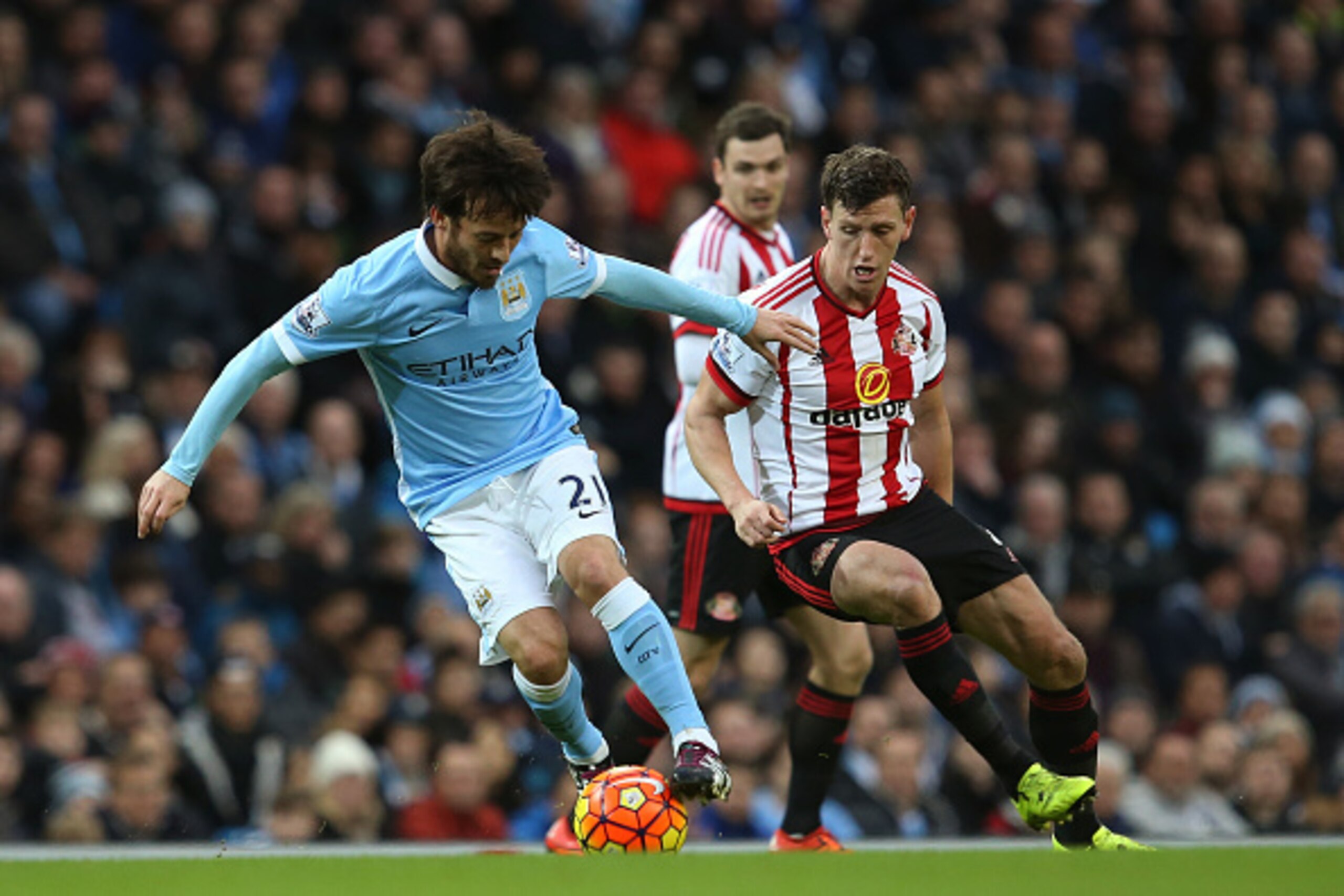 MANCHESTER, ENGLAND - DECEMBER 26: David Silva of Manchester City is challenged by Billy Jones of Sunderland during the Barclays Premier League match between Manchester City and Sunderland at the Etihad Stadium on December 26, 2015 in Manchester, Englan MANCHESTER, ENGLAND - DECEMBER 26: David Silva of Manchester City is challenged by Billy Jones of Sunderland during the Barclays Premier League match between Manchester City and Sunderland at the Etihad Stadium on December 26, 2015 in Manchester, Englan