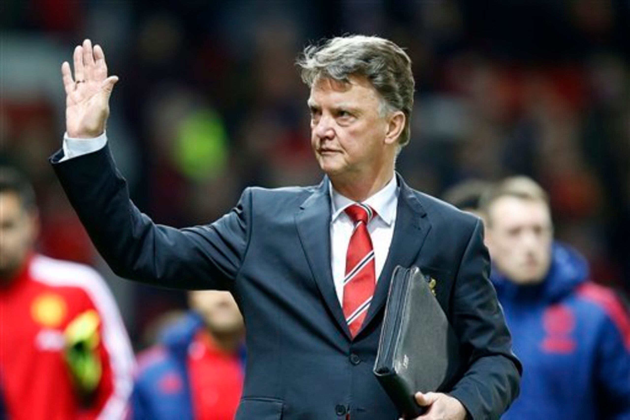 Van Gaal acknowledges the crowd