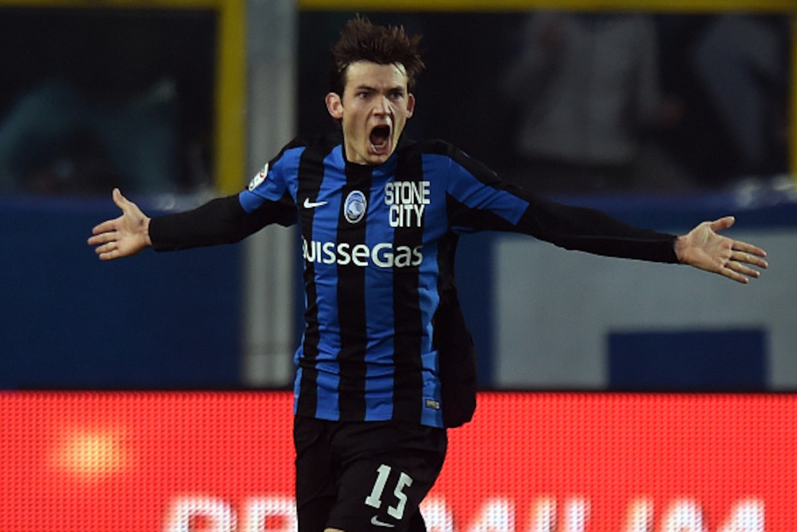 BERGAMO, ITALY - DECEMBER 06: Marten De Roon of Atalanta celebrates after scoring his team's third goal during the Serie A match between Atalanta BC and US Citta di Palermo at Stadio Atleti Azzurri d'Italia on December 6, 2015 in Bergamo, Italy. (Photo b BERGAMO, ITALY - DECEMBER 06: Marten De Roon of Atalanta celebrates after scoring his team's third goal during the Serie A match between Atalanta BC and US Citta di Palermo at Stadio Atleti Azzurri d'Italia on December 6, 2015 in Bergamo, Italy. (Photo b