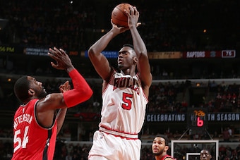 CHICAGO, IL - DECEMBER 28: Bobby Portis #5 of the Chicago Bulls shoots against Patrick Patterson #54 of the Toronto Raptors during the game on December 28, 2015 at United Center in Chicago, Illinois. NOTE TO USER: User expressly acknowledges and agrees th