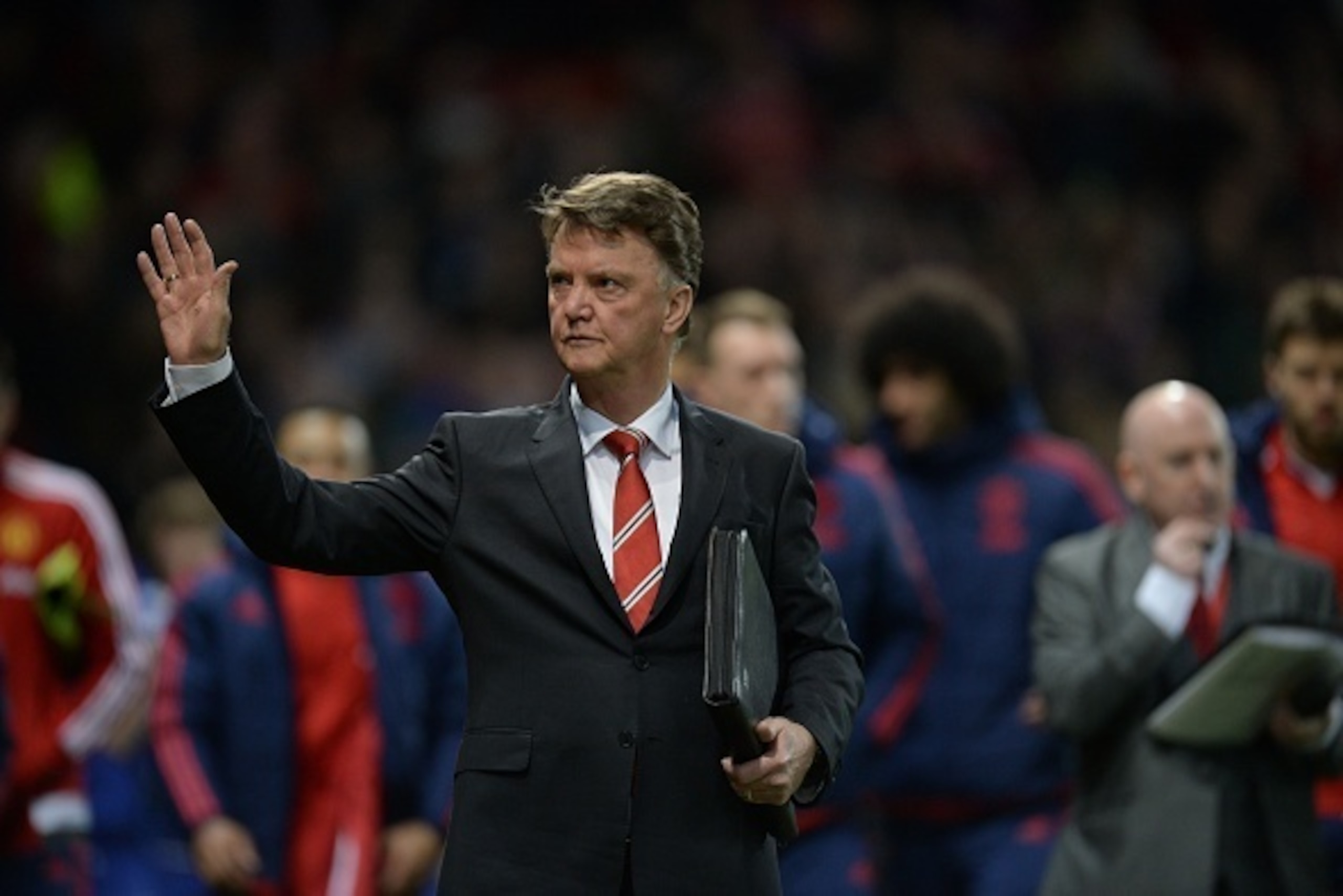 Manchester United's Dutch manager Louis van Gaal waves as he walks out onto the pitch for the English Premier League football match between Manchester United and Chelsea at Old Trafford in Manchester, north west England, on December 28, 2015. AFP PHOTO / 