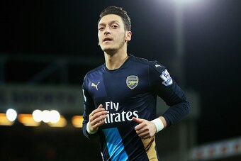 NORWICH, ENGLAND - NOVEMBER 29:  Mesut Oezil of Arsenal looks on during the Barclays Premier League match between Norwich City and Arsenal at Carrow Road on November 29, 2015 in Norwich, England.  (Photo by Stephen Pond/Getty Images)