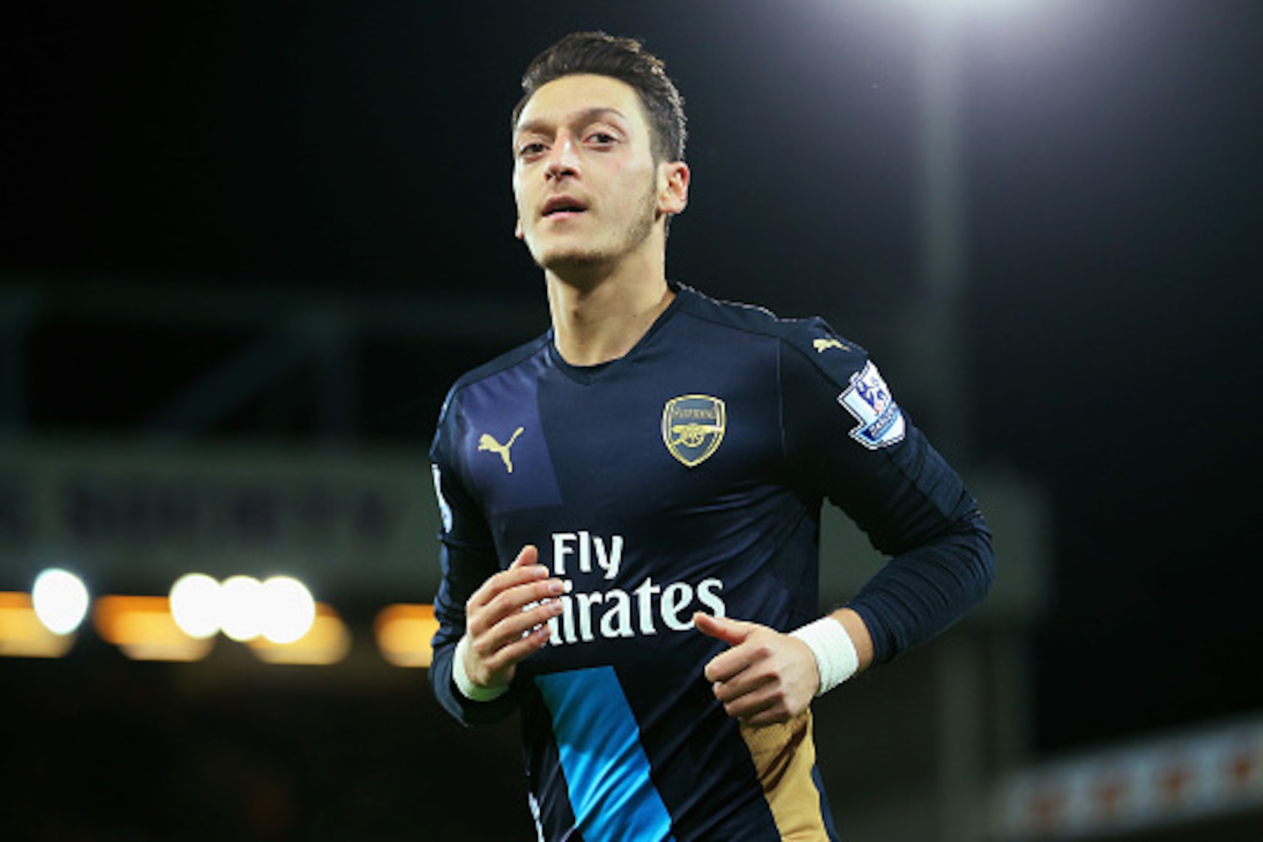 NORWICH, ENGLAND - NOVEMBER 29: Mesut Oezil of Arsenal looks on during the Barclays Premier League match between Norwich City and Arsenal at Carrow Road on November 29, 2015 in Norwich, England. (Photo by Stephen Pond/Getty Images) NORWICH, ENGLAND - NOVEMBER 29: Mesut Oezil of Arsenal looks on during the Barclays Premier League match between Norwich City and Arsenal at Carrow Road on November 29, 2015 in Norwich, England. (Photo by Stephen Pond/Getty Images)