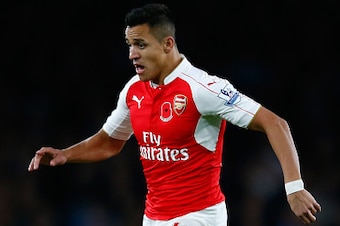 LONDON, ENGLAND - NOVEMBER 08:  Alexis Sanchez of Arsenal takes the ball forward during the Barclays Premier League match between Arsenal and Tottenham Hotspur at the Emirates Stadium on November 8, 2015 in London, England.  (Photo by Julian Finney/Getty 