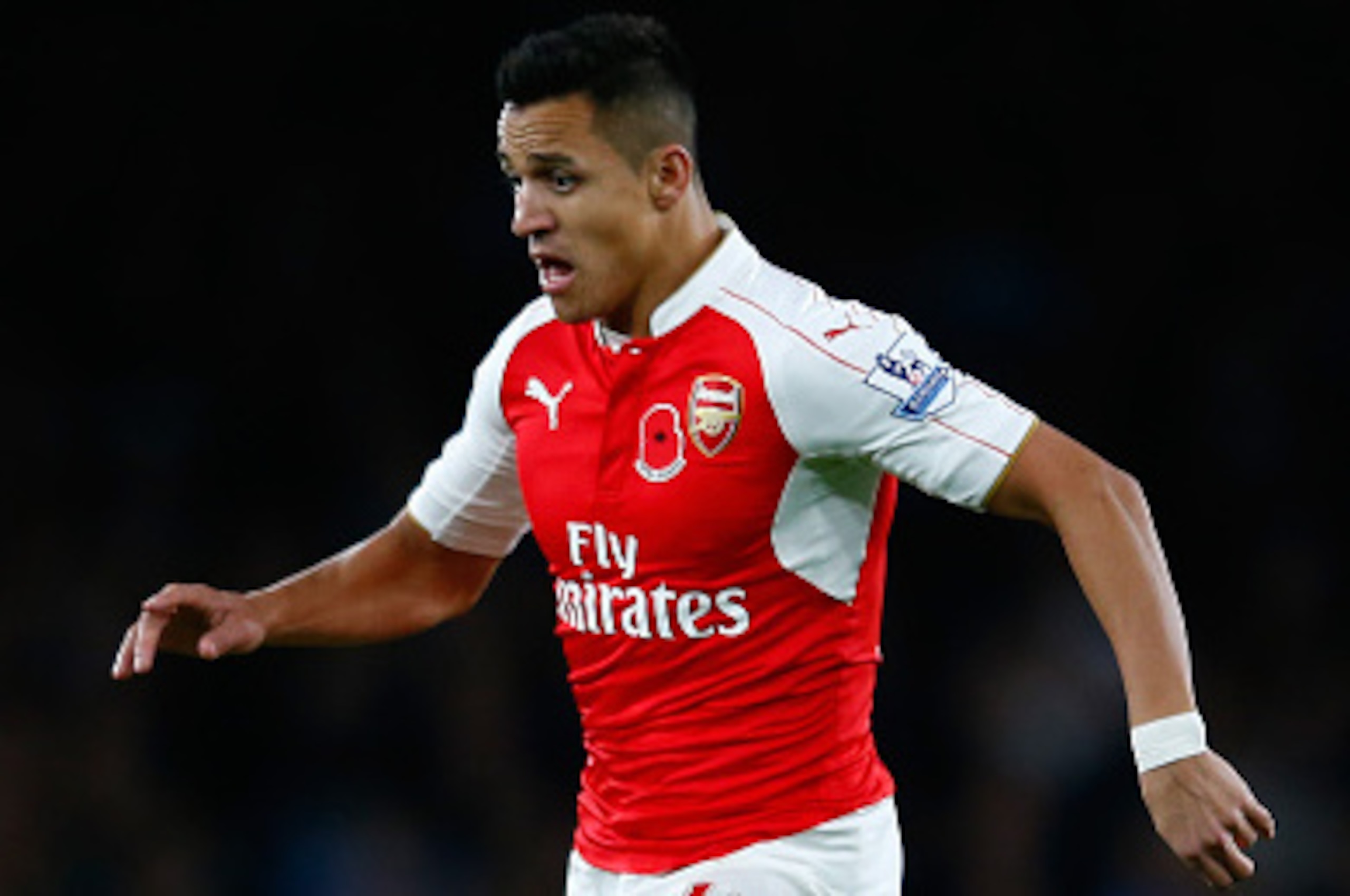 LONDON, ENGLAND - NOVEMBER 08: Alexis Sanchez of Arsenal takes the ball forward during the Barclays Premier League match between Arsenal and Tottenham Hotspur at the Emirates Stadium on November 8, 2015 in London, England. (Photo by Julian Finney/Getty LONDON, ENGLAND - NOVEMBER 08: Alexis Sanchez of Arsenal takes the ball forward during the Barclays Premier League match between Arsenal and Tottenham Hotspur at the Emirates Stadium on November 8, 2015 in London, England. (Photo by Julian Finney/Getty