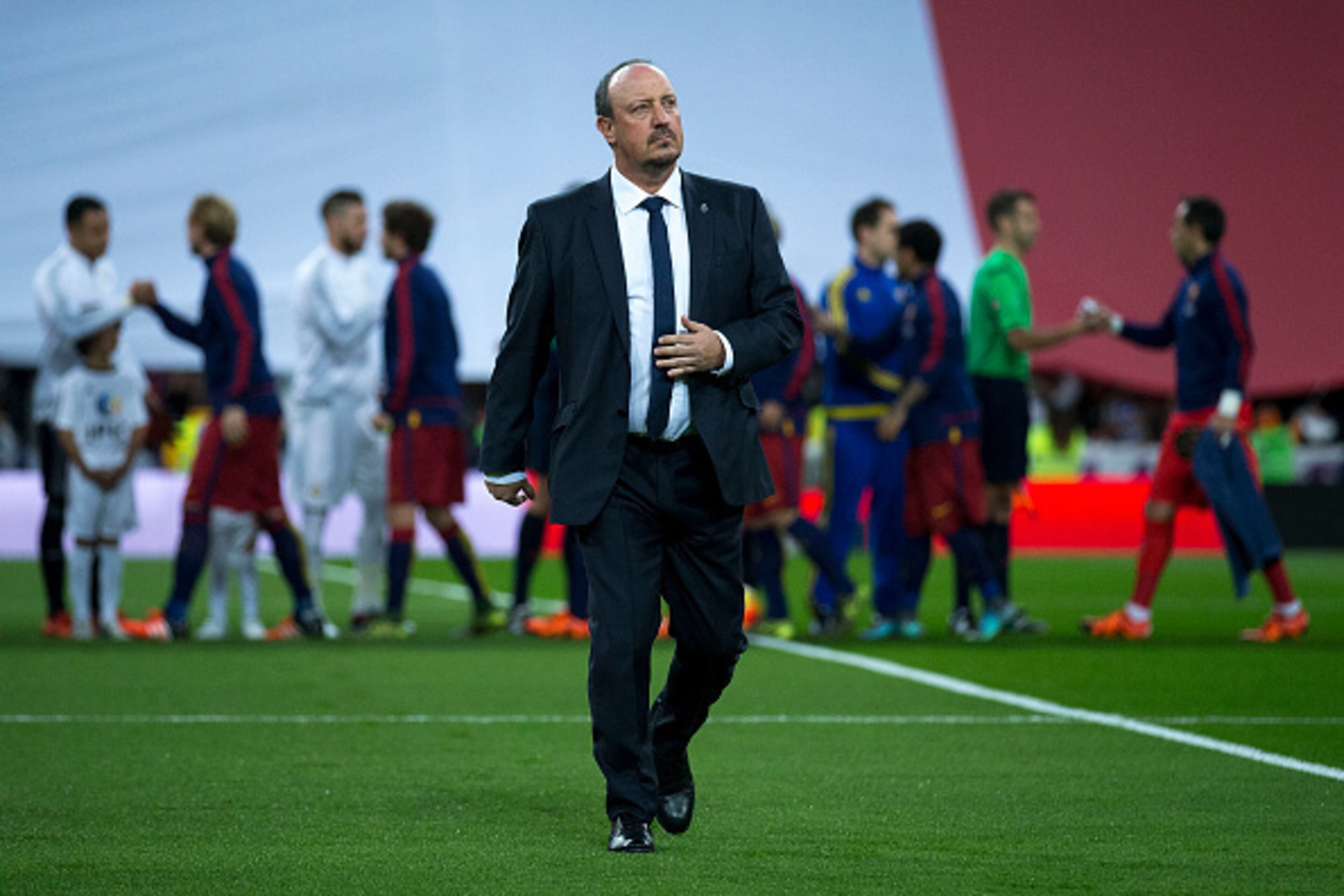 MADRID, SPAIN - NOVEMBER 21:  Head coach Rafael Benitez of Real Madrid CF leaves the pitch prior to start the La Liga match between Real Madrid CF and FC Barcelona at Estadio Santiago Bernabeu on November 21, 2015 in Madrid, Spain.  (Photo by Gonzalo Arro