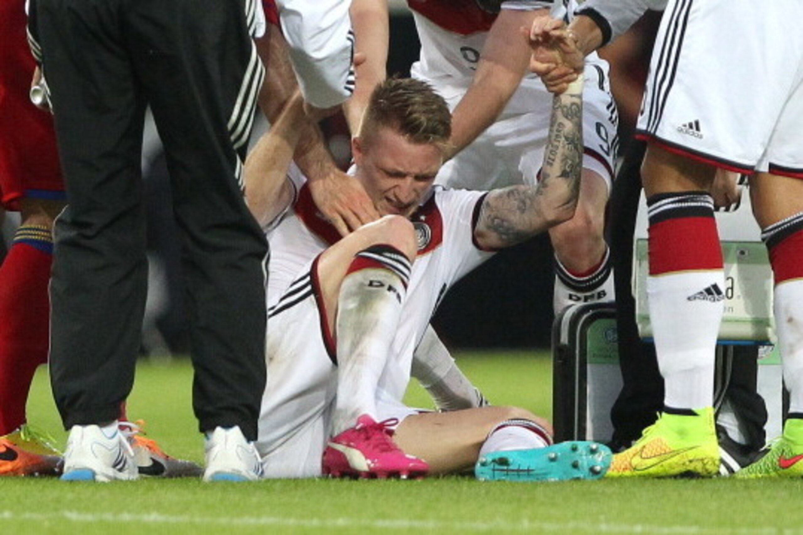 Germany's midfielder Marco Reus reacts injured on the pitch during the friendly football match Germany vs Armenia in preparation for the FIFA World Cup 2014 on June 6, 2014 in Mainz, central Germany. AFP PHOTO / DANIEL ROLAND        (Photo credit should r